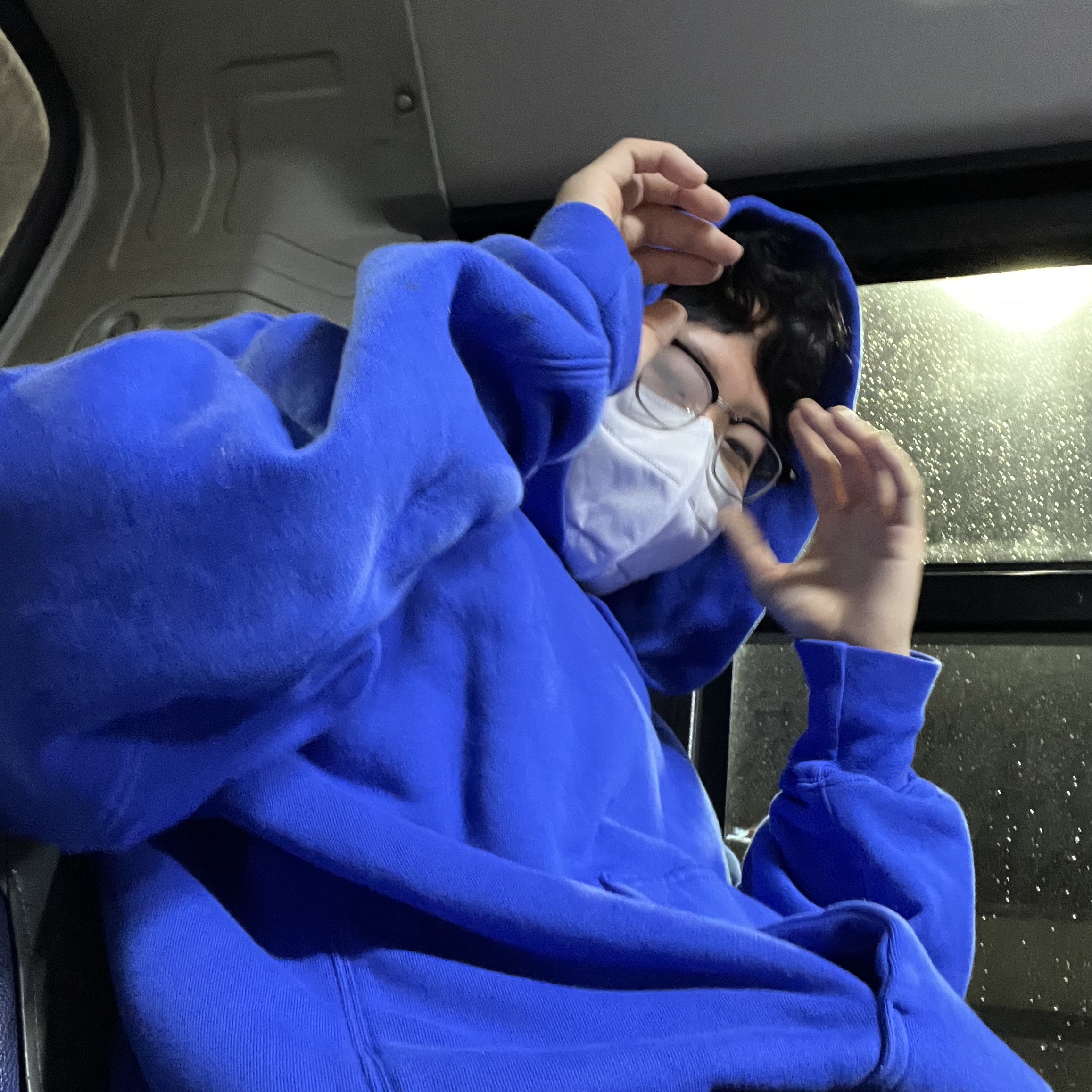 Yeezy Gap Hoodie Blue 착용 스타일 - 2