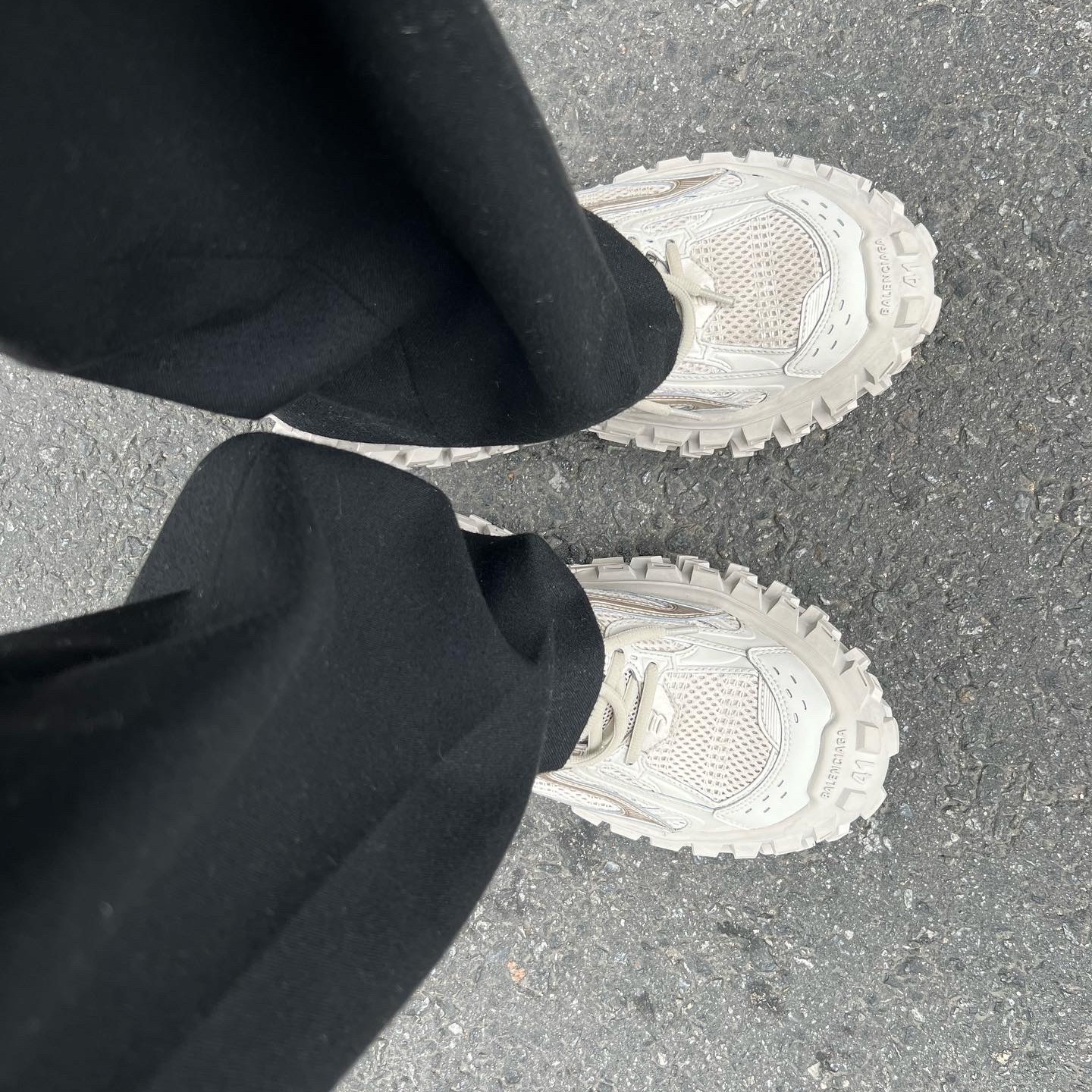Balenciaga Defender Sneakers Beige 착용 스타일 - 1