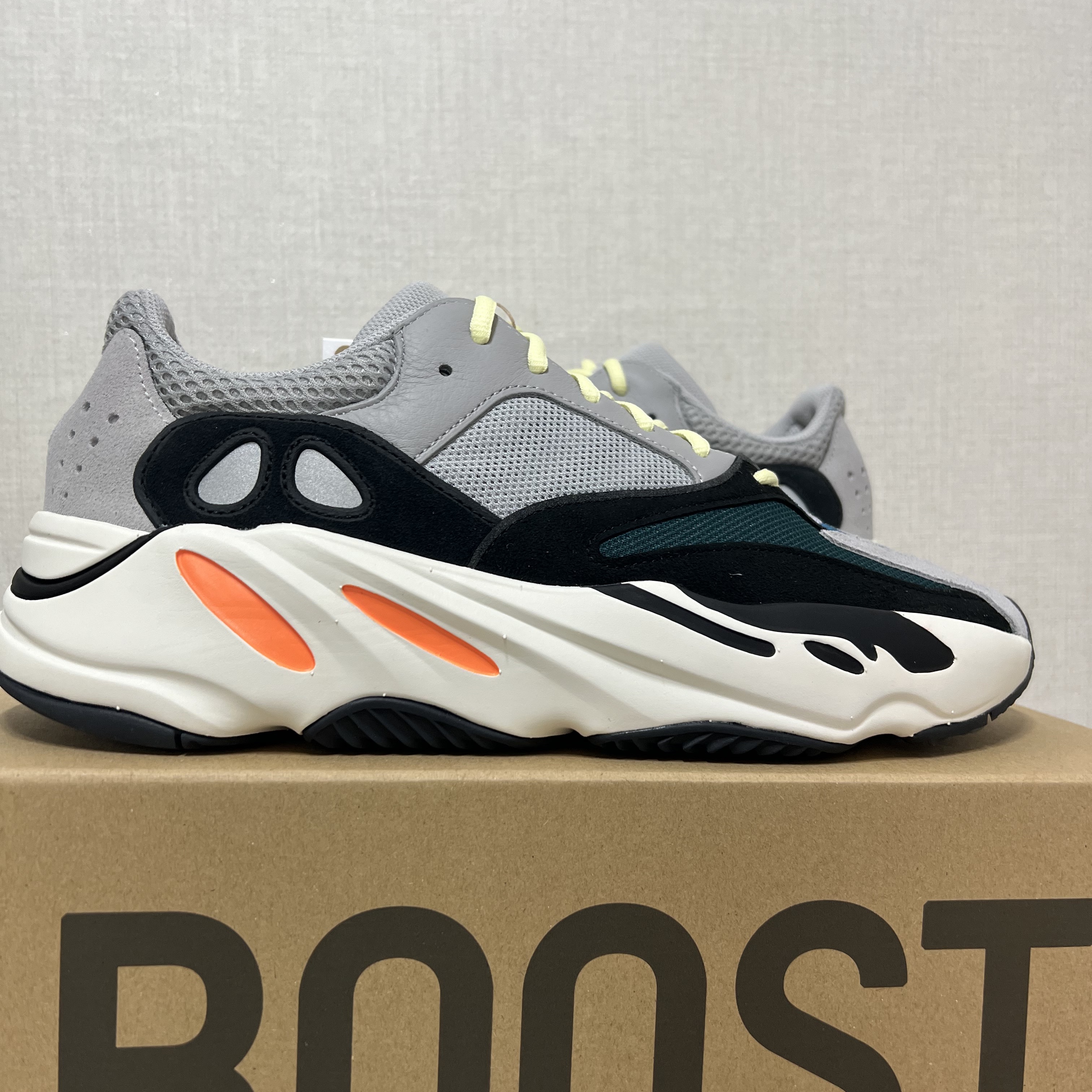 Adidas Yeezy Boost 700 Wave Runner Solid Grey 2021/2022, Adidas Yeezy Boost 350 V2 Core Black White 2022 착용 스타일 - 1
