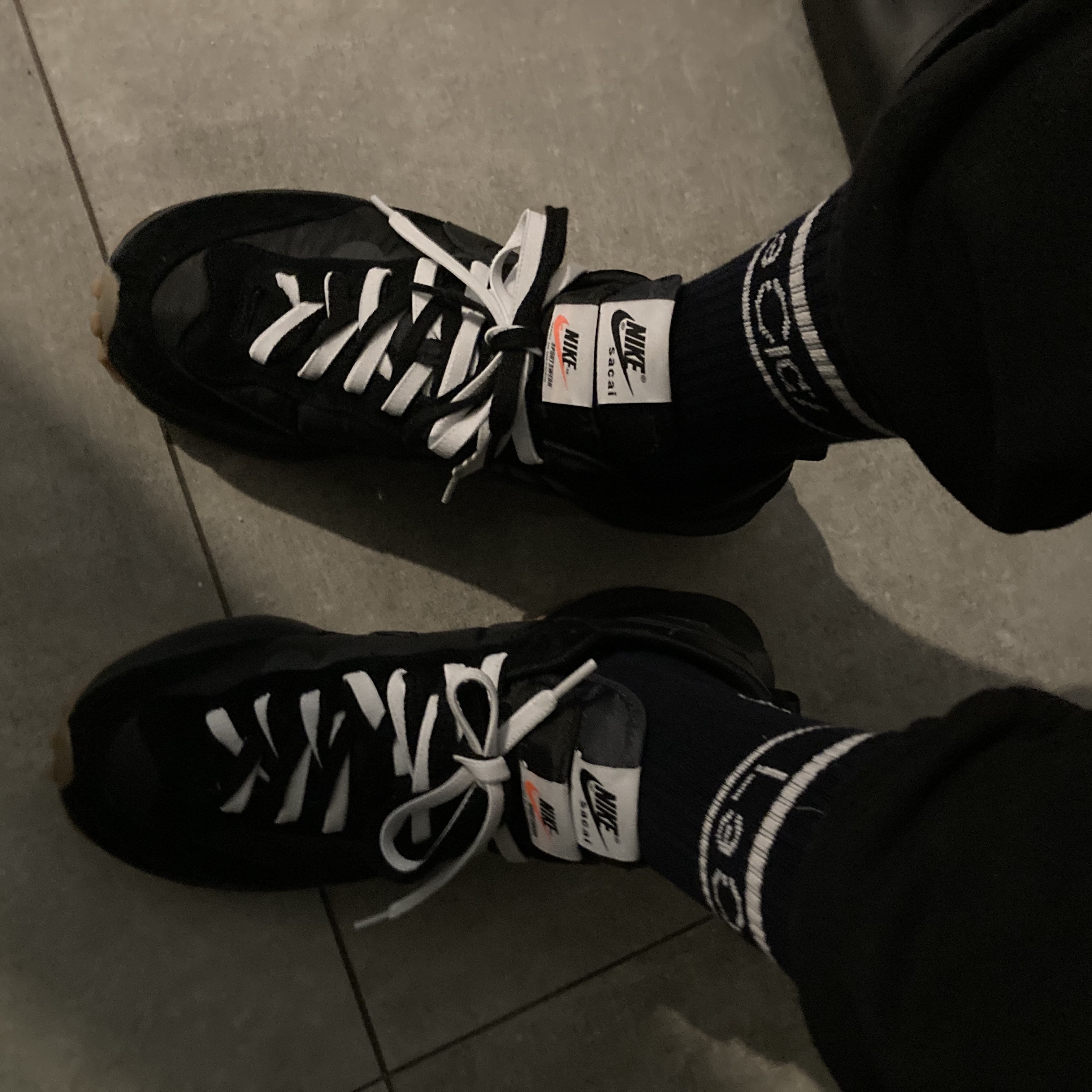 Nike x Sacai VaporWaffle Black and Gum 착용 스타일 - 2