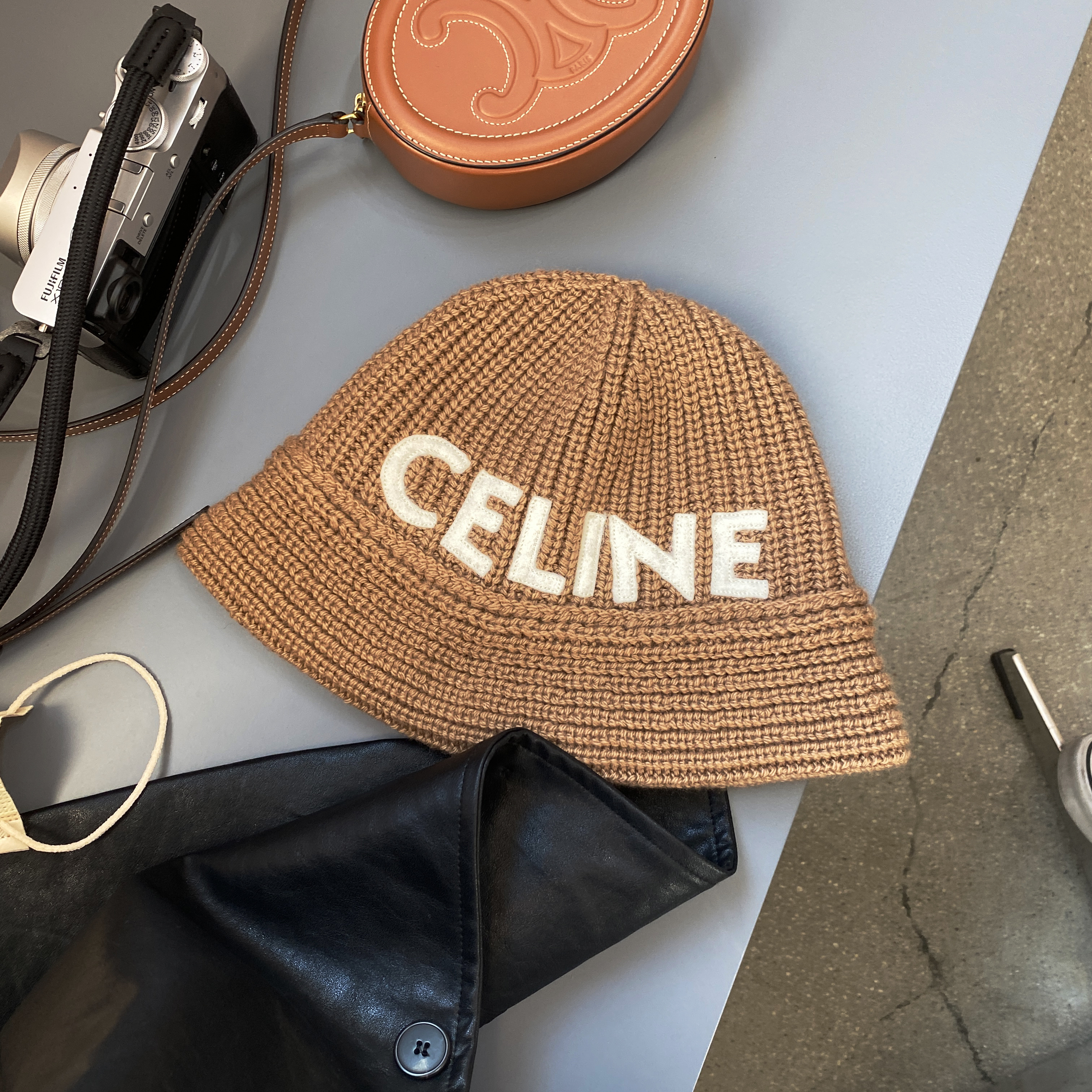 (W) Celine Cloche Bucket Hat in Seamless Cashmere Black 착용 스타일