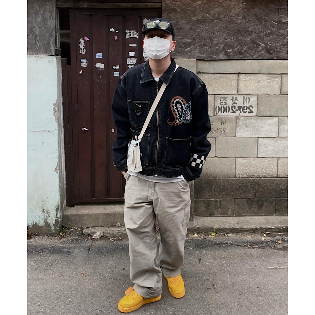 Nike x Off-White Air Force 1 '07 University Gold, Stussy x Noma t.d. Denim Zip Work Jacket Washed Black 착용 스타일 - 1