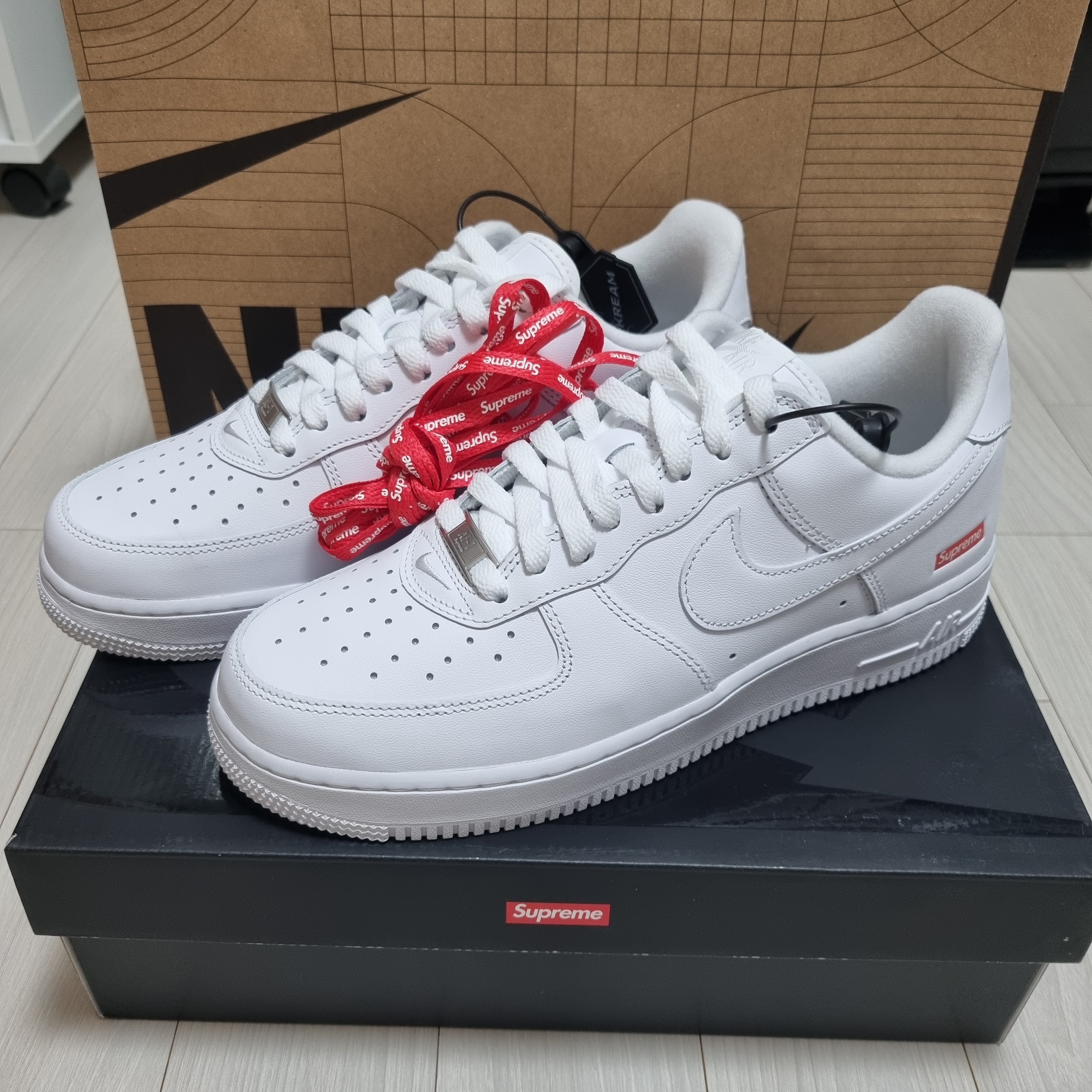 Nike x Supreme Air Force 1 Low White 착용 스타일