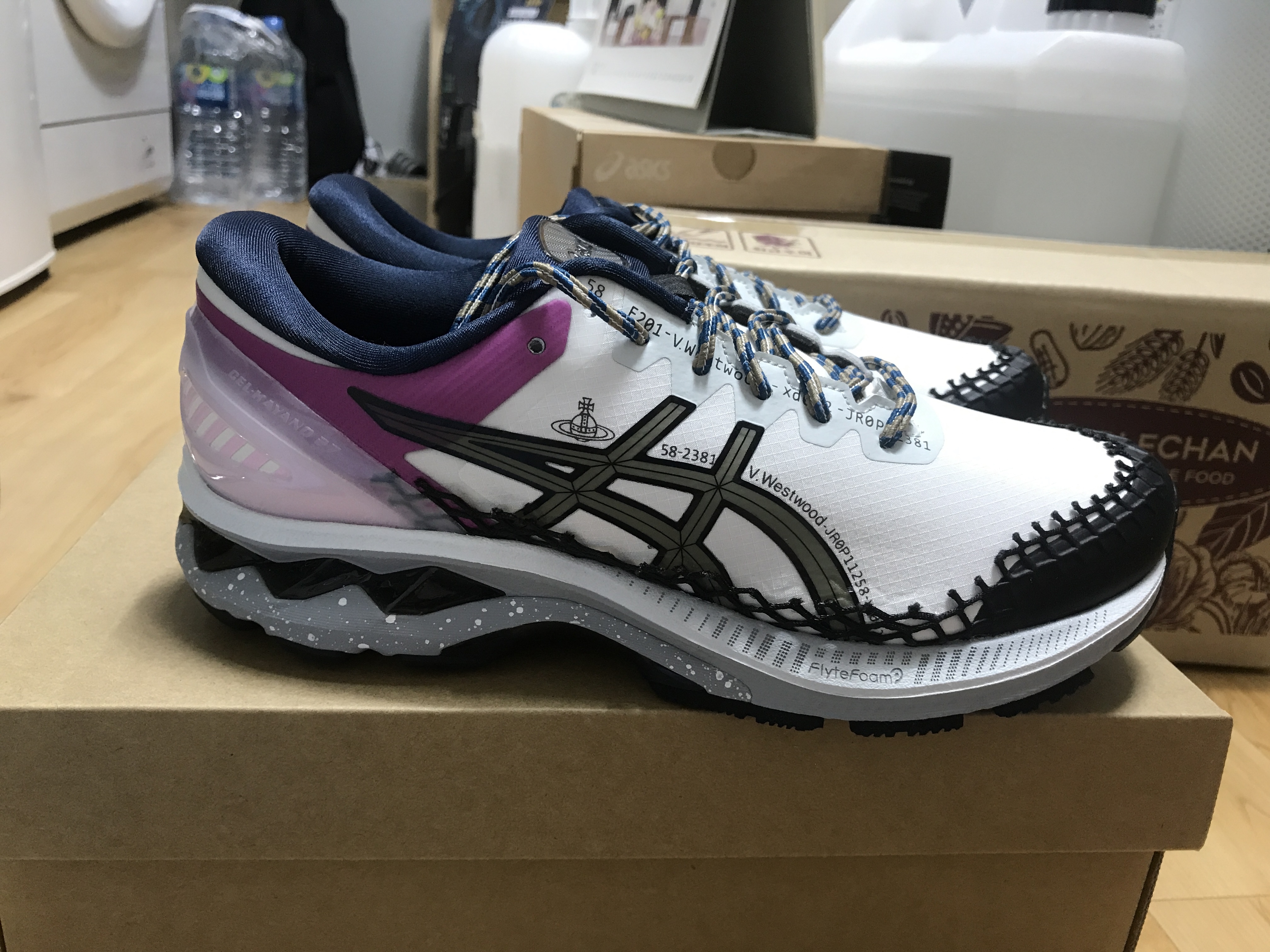 Asics x Vivienne Westwood Gel-Kayano 27 DE White 착용 스타일 - 3