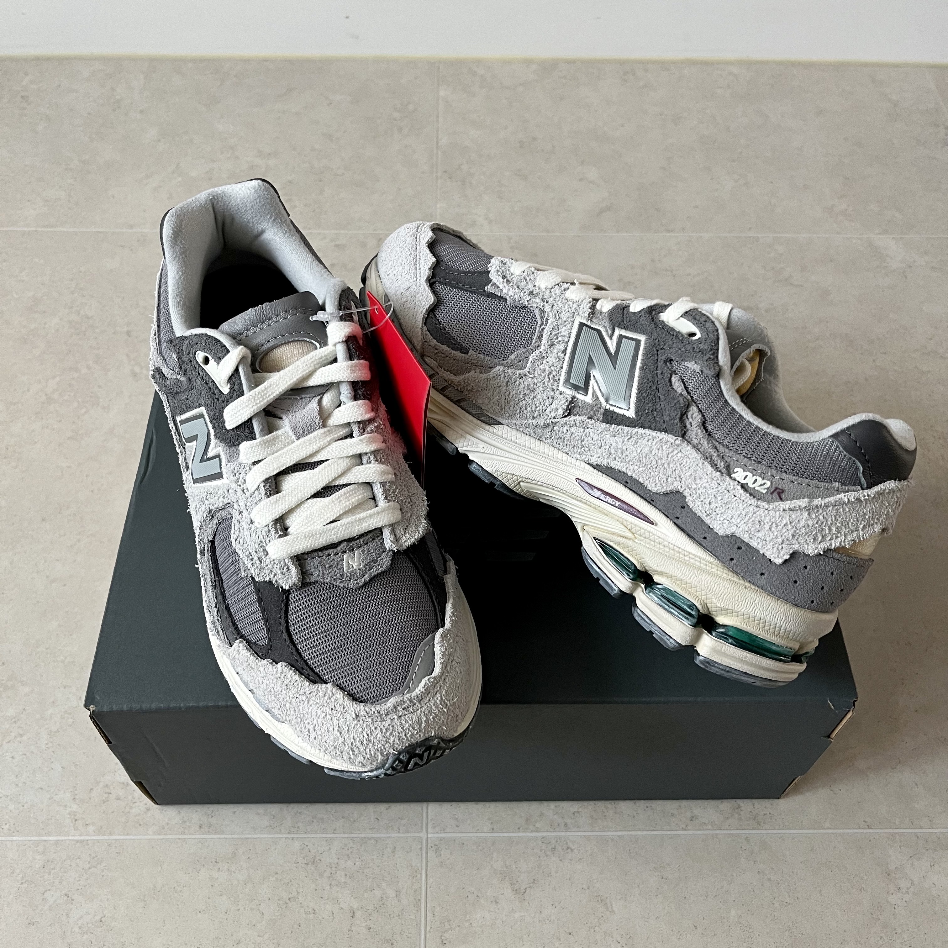 New Balance 2002R Protection Pack Rain Cloud 착용 스타일