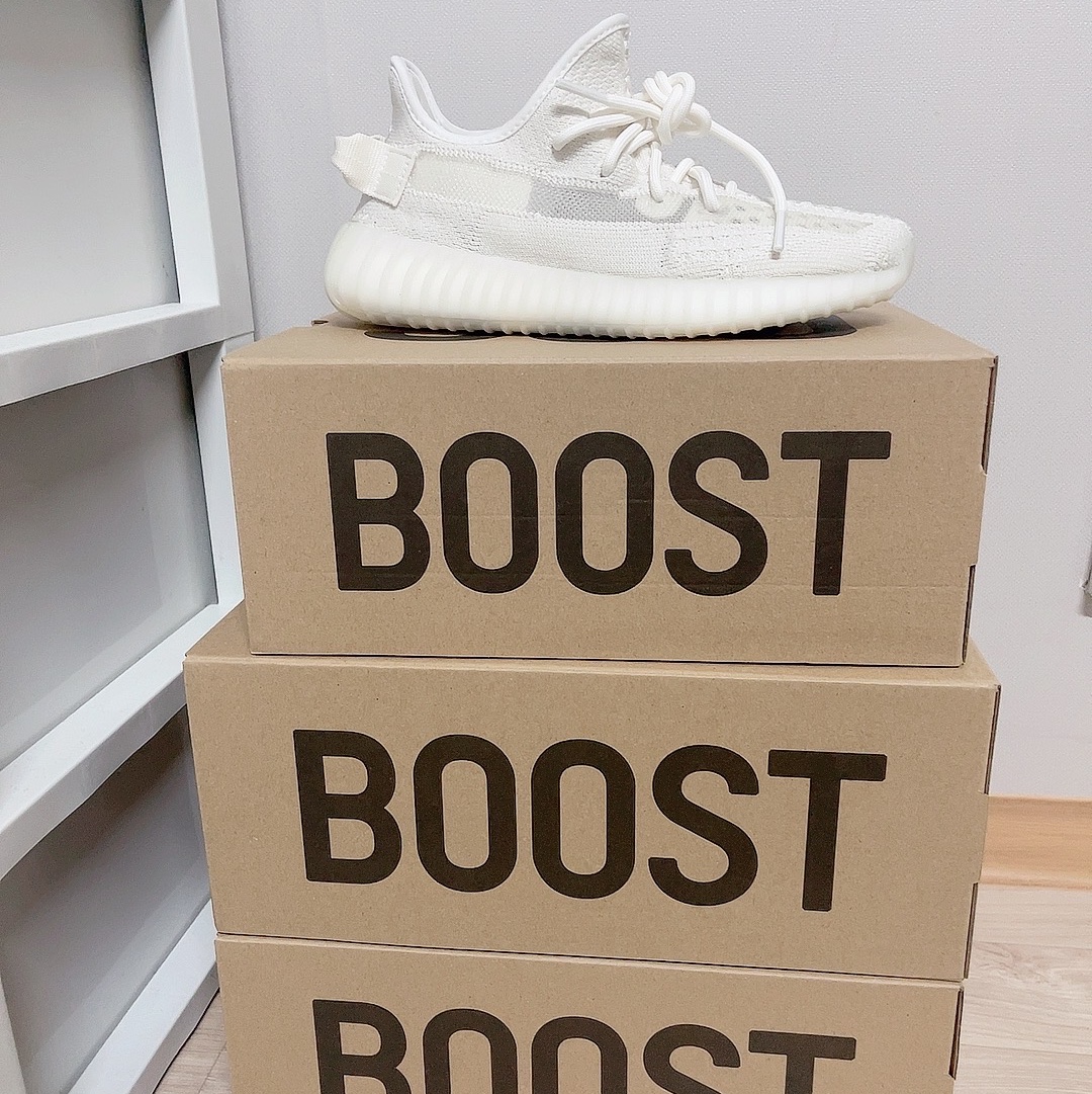 Adidas Yeezy Boost 350 V2 Bone 착용 스타일
