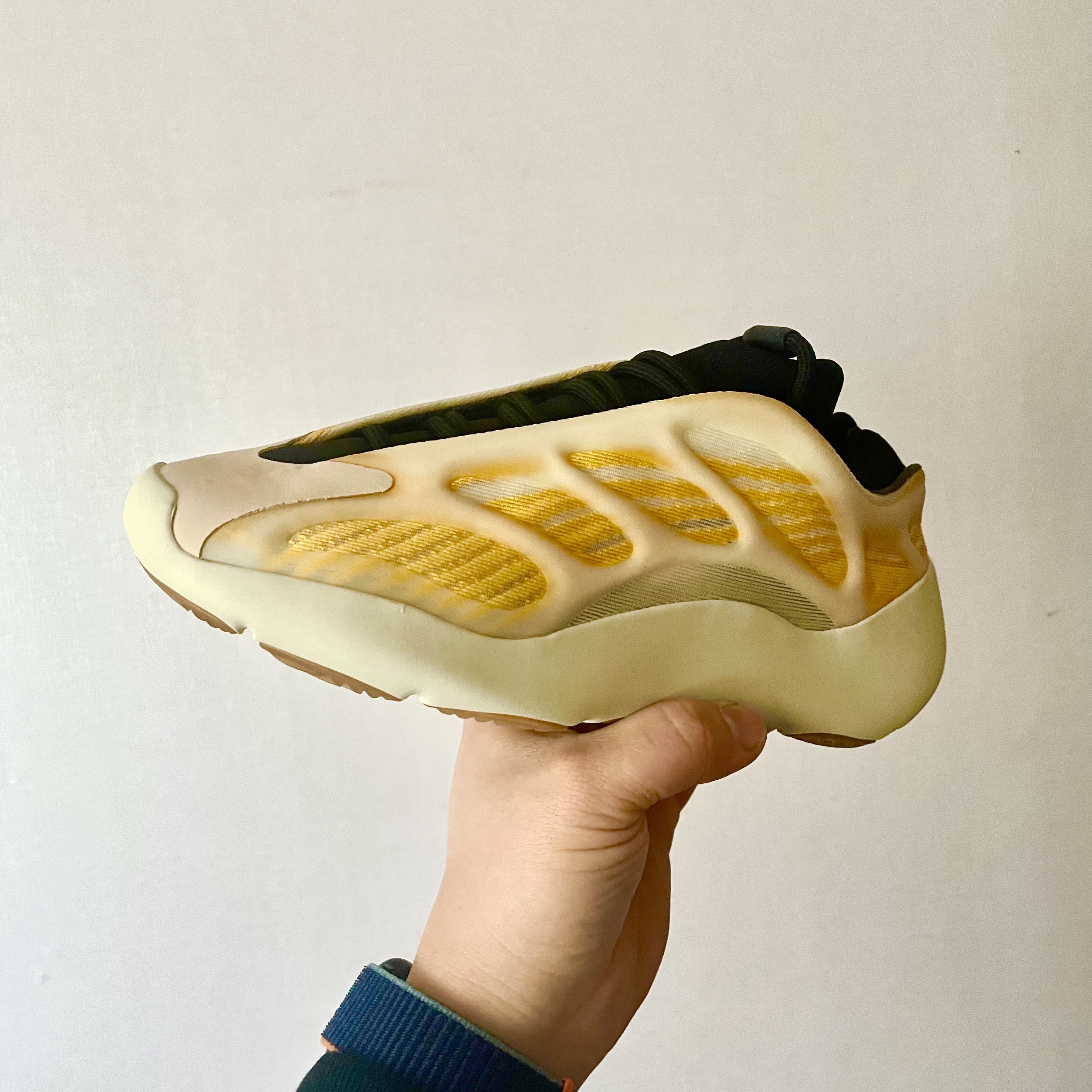 Adidas Yeezy 700 V3 Mono Safflower 착용 스타일