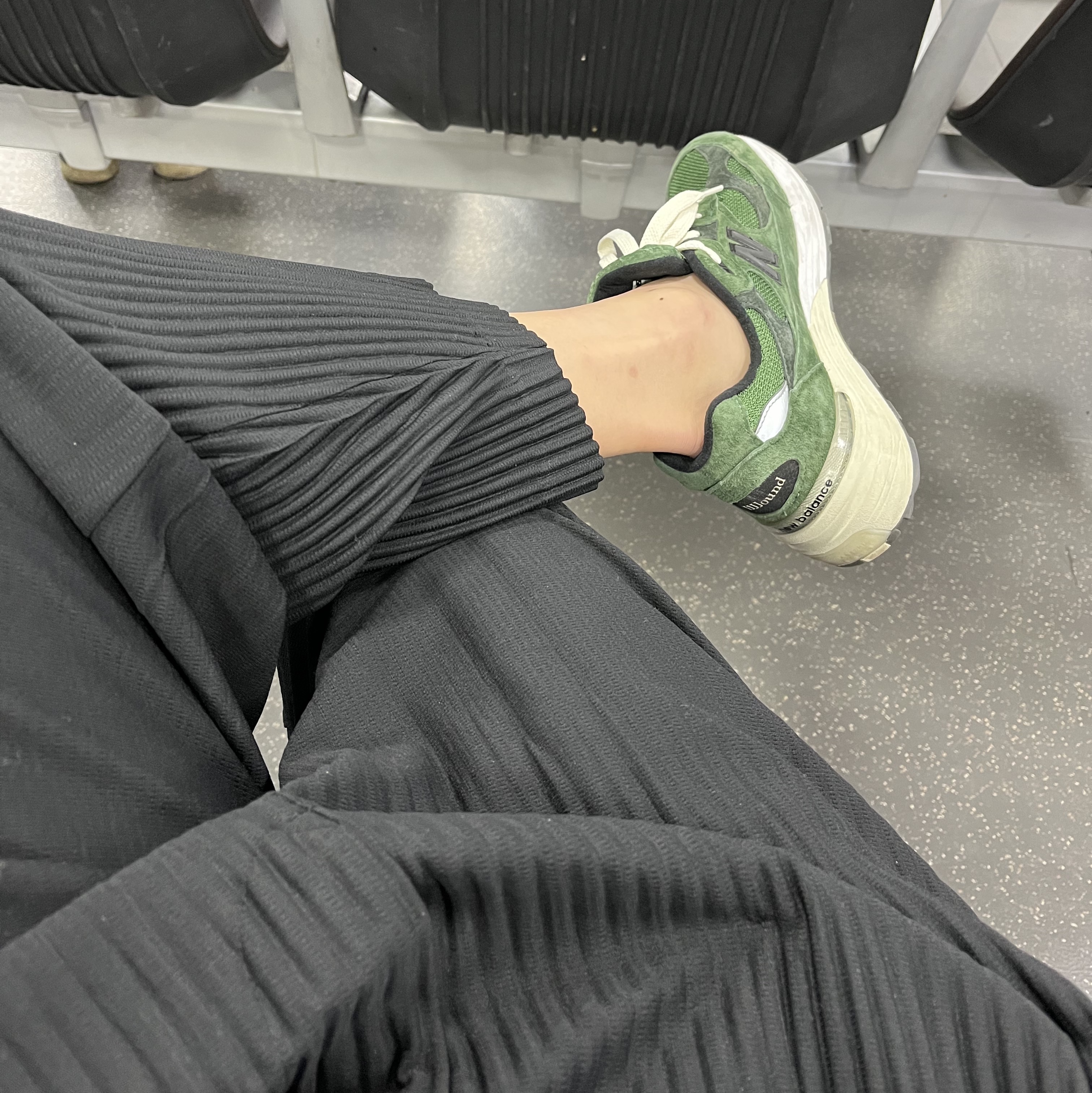 New Balance x JJJJound 992 Made in USA Mossy Green, Homme Plisse Issey Miyake Basics Pants Black 착용 스타일
