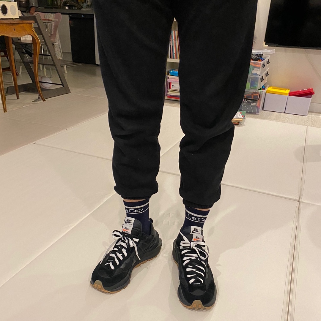 Nike x Sacai VaporWaffle Black and Gum 착용 스타일 - 4