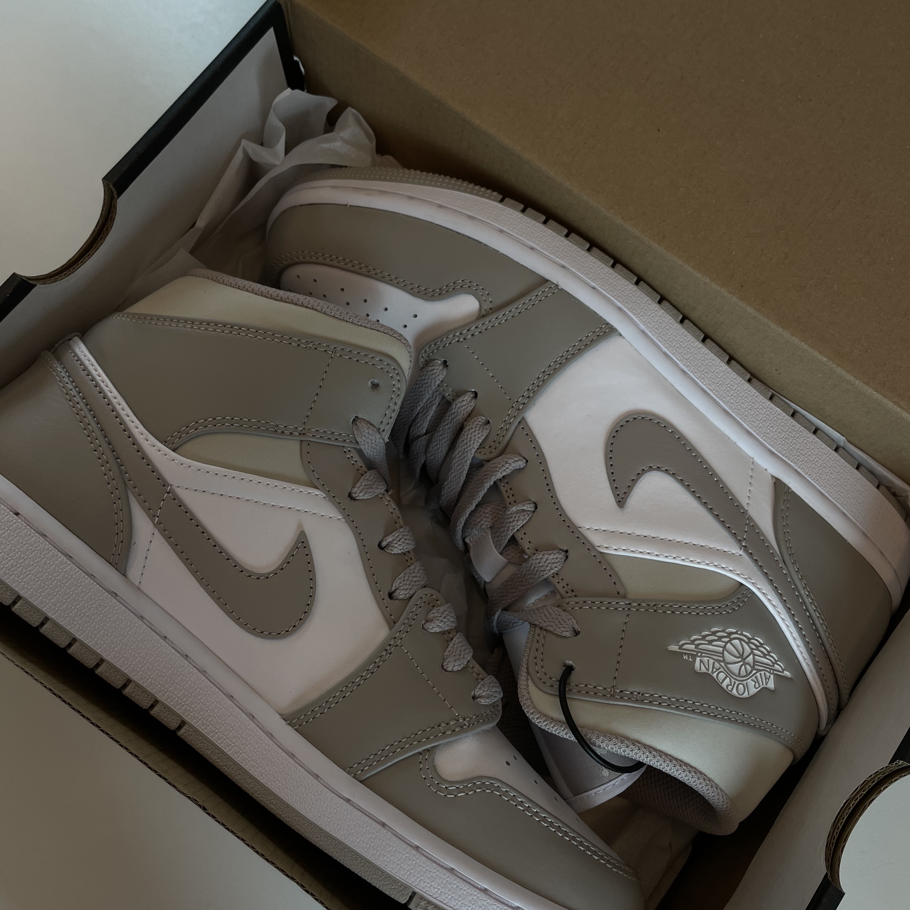 Jordan 1 Mid College Grey 착용 스타일