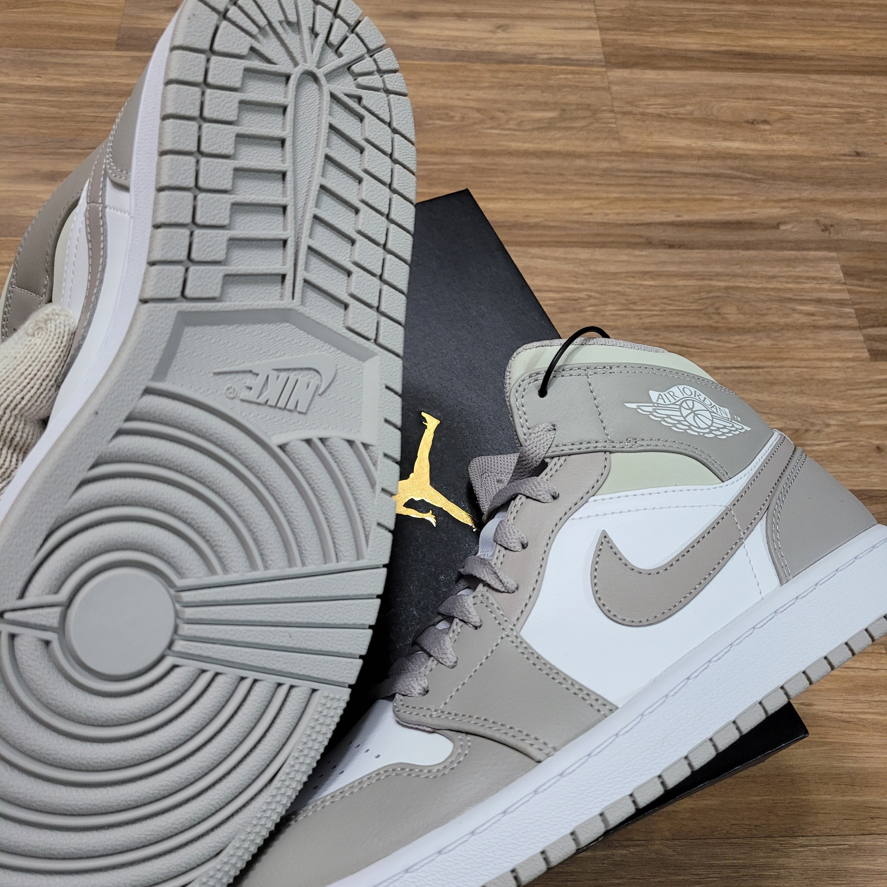 Jordan 1 Mid College Grey 착용 스타일 - 1