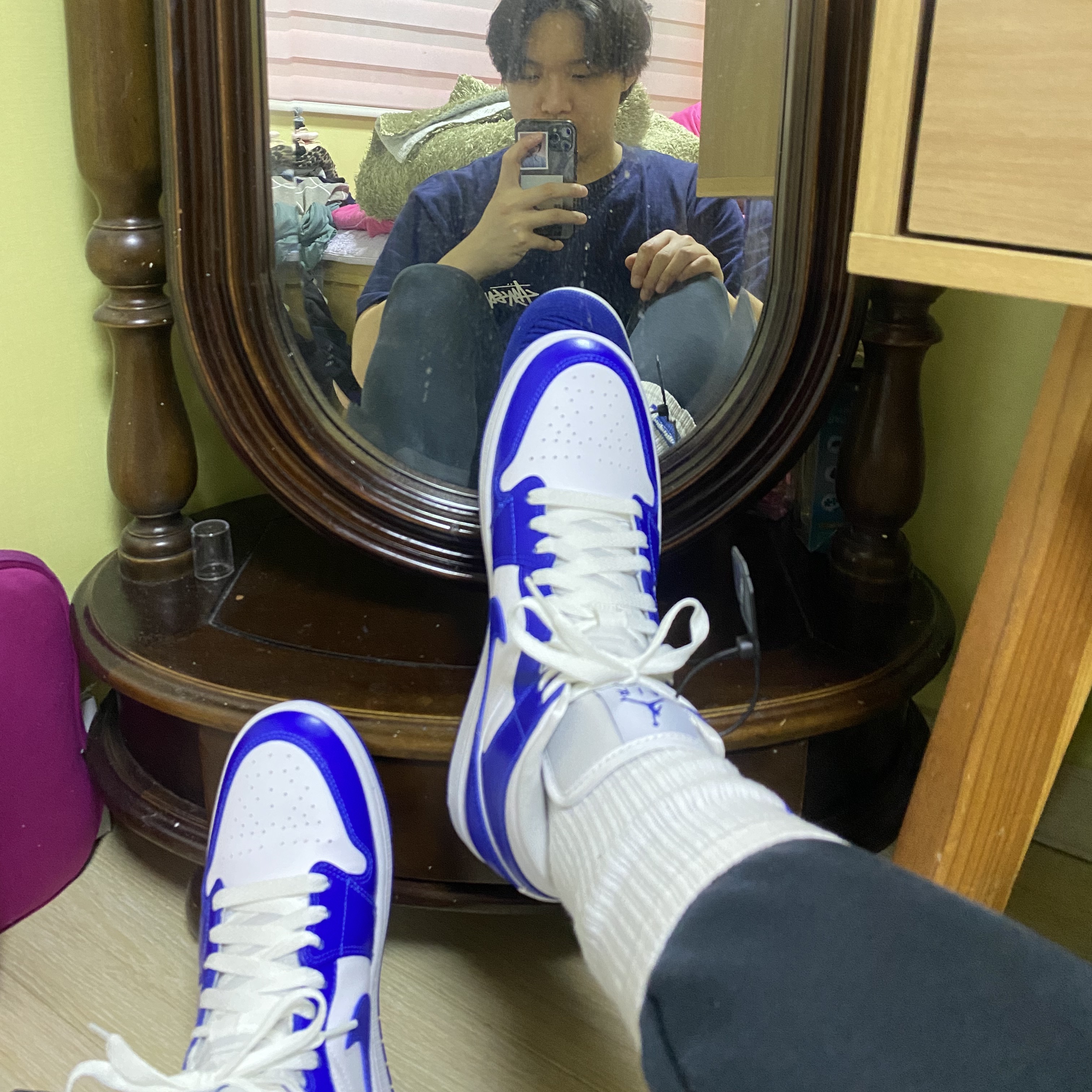 (W) Jordan 1 Mid White Hyper Royal 착용 스타일 - 3