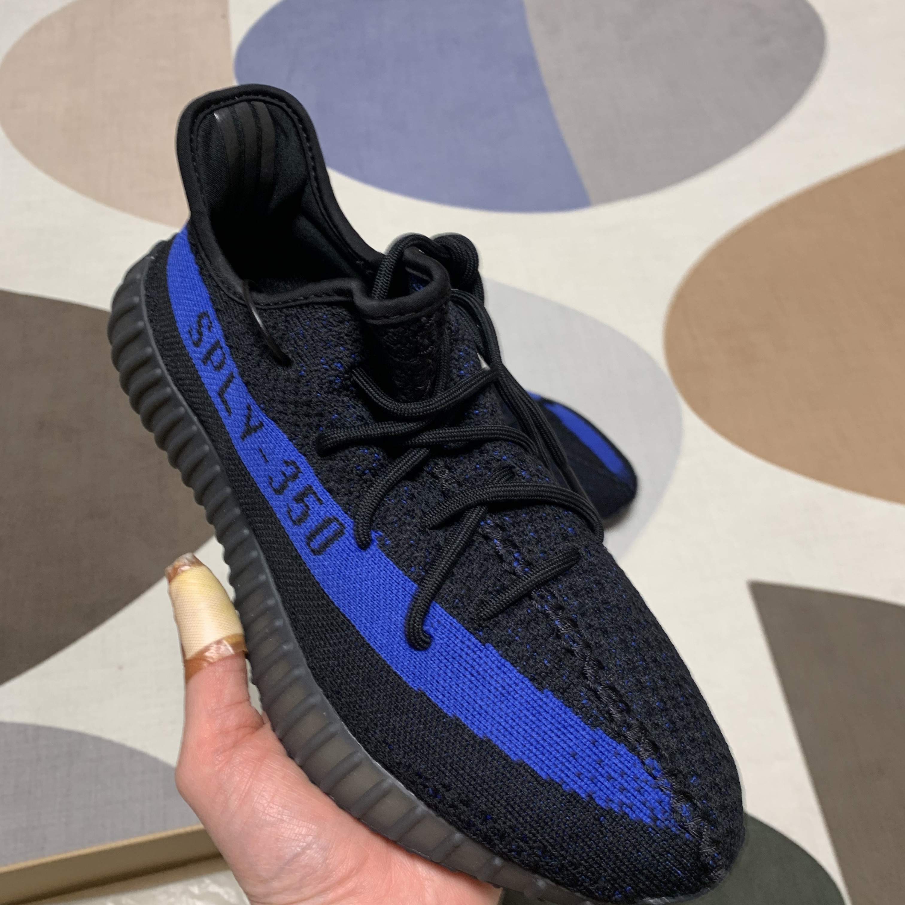 Adidas Yeezy Boost 350 V2 Dazzling Blue 착용 스타일 - 3
