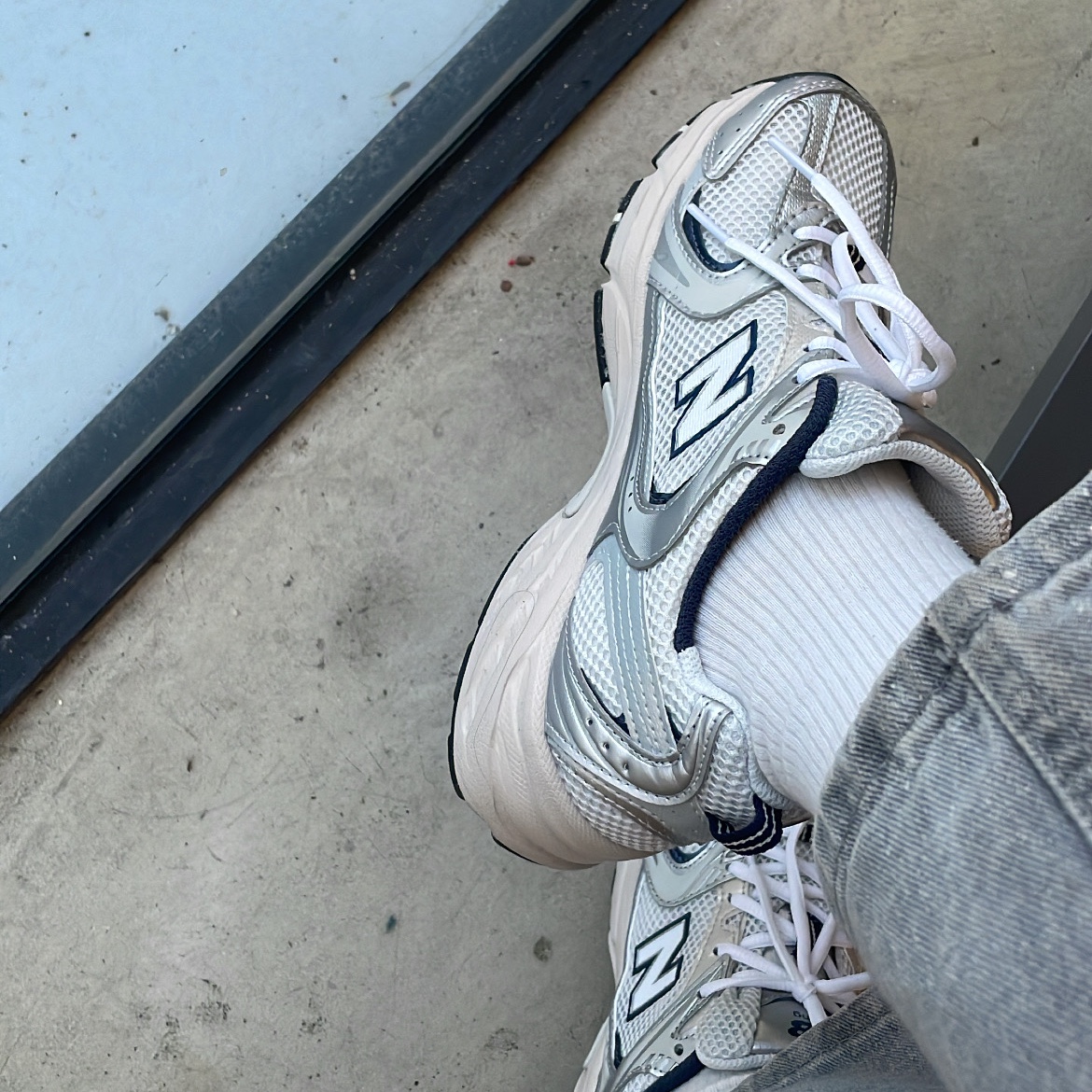 New Balance 530 Steel Grey 착용 스타일 - 2