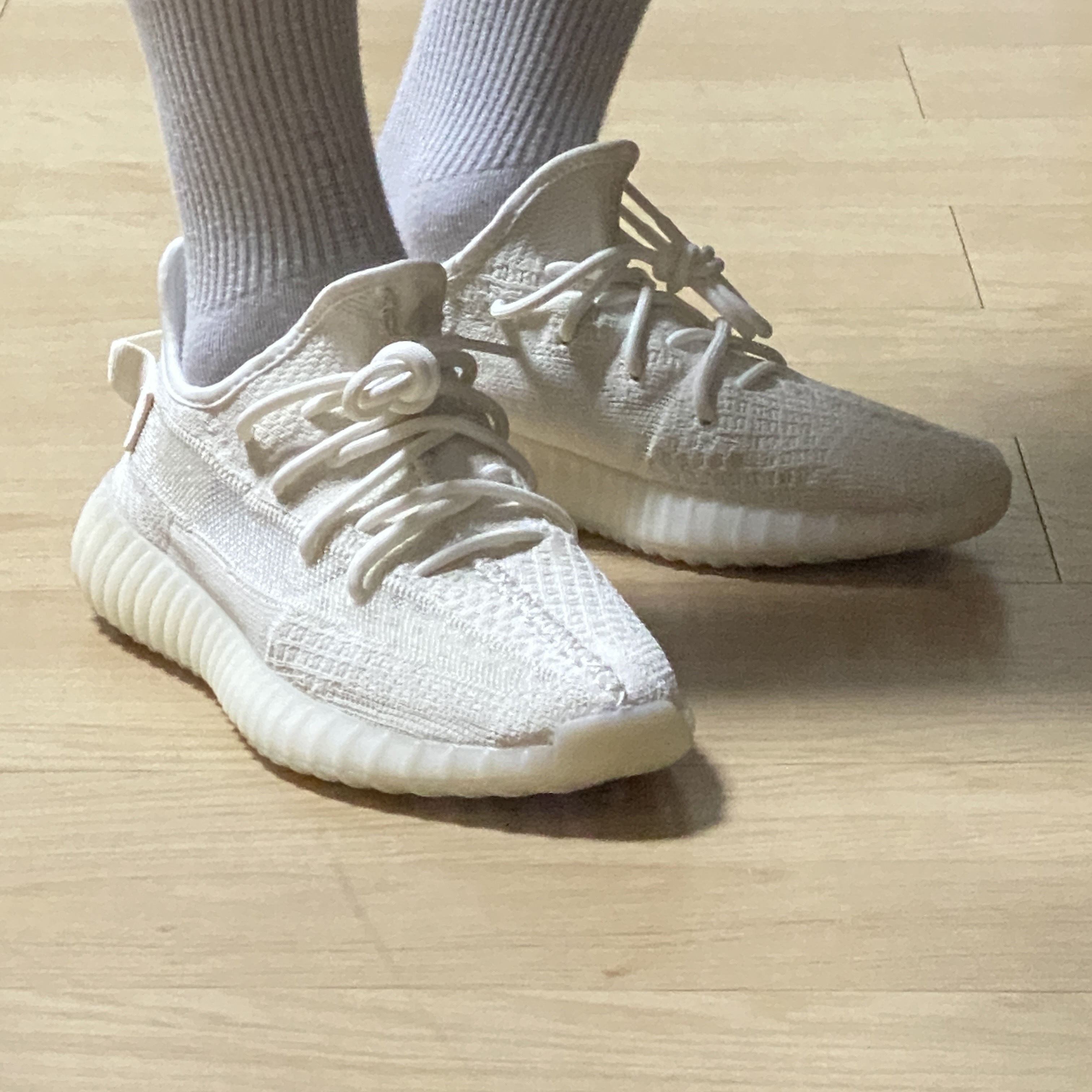Adidas Yeezy Boost 350 V2 Bone 착용 스타일