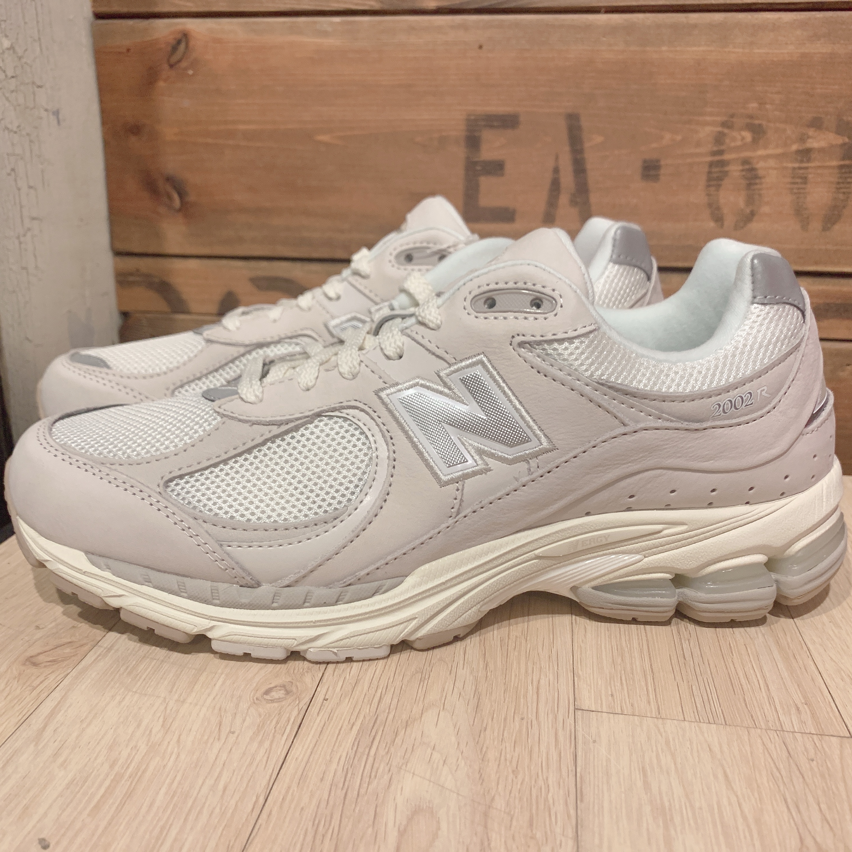 New Balance 2002R White Ivory 착용 스타일 - 1