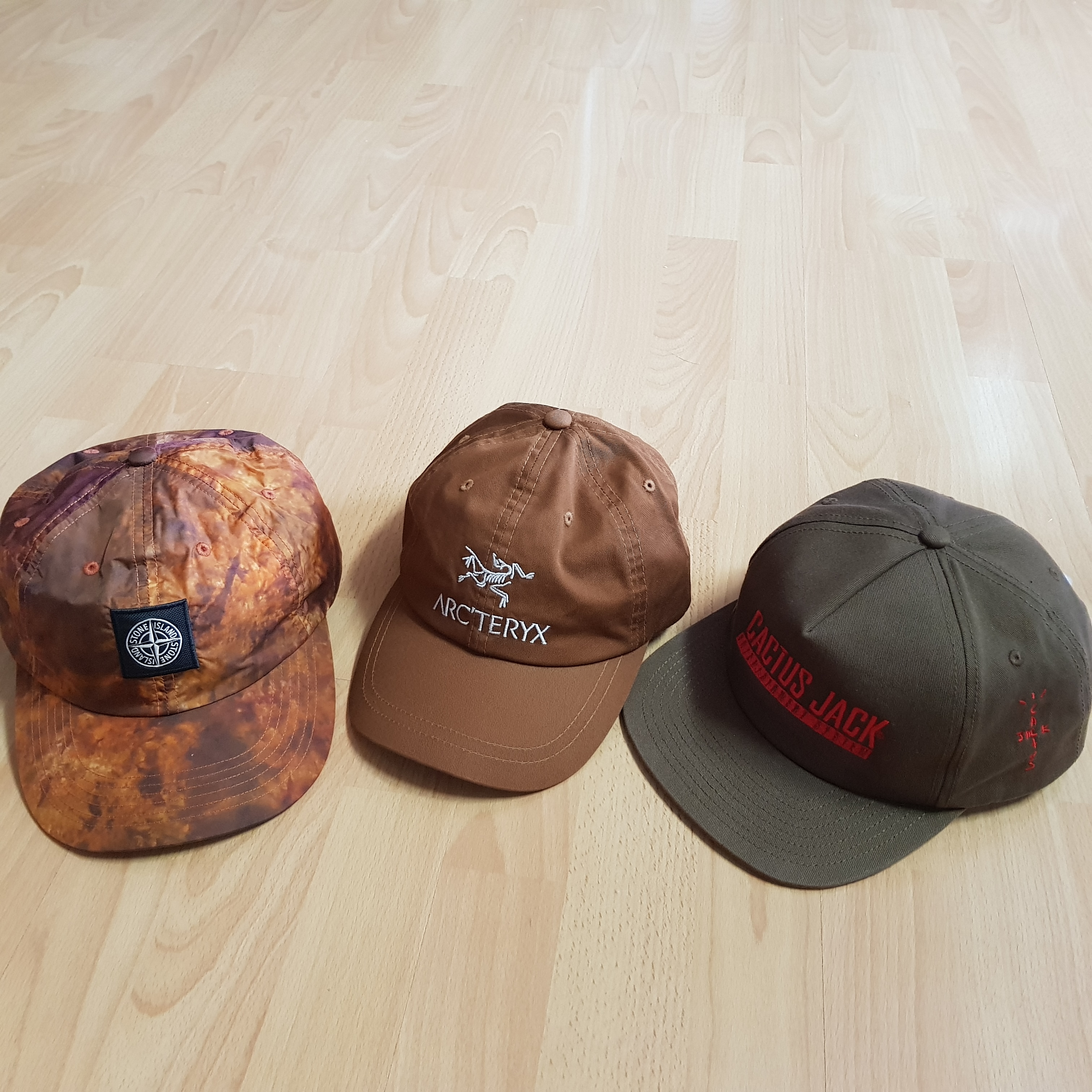 Supreme x Stone Island Painted Camo Nylon 6-Panel Coral - 20FW, Palace x Arc'teryx 6-Panel Ochre - 20FW 착용 스타일