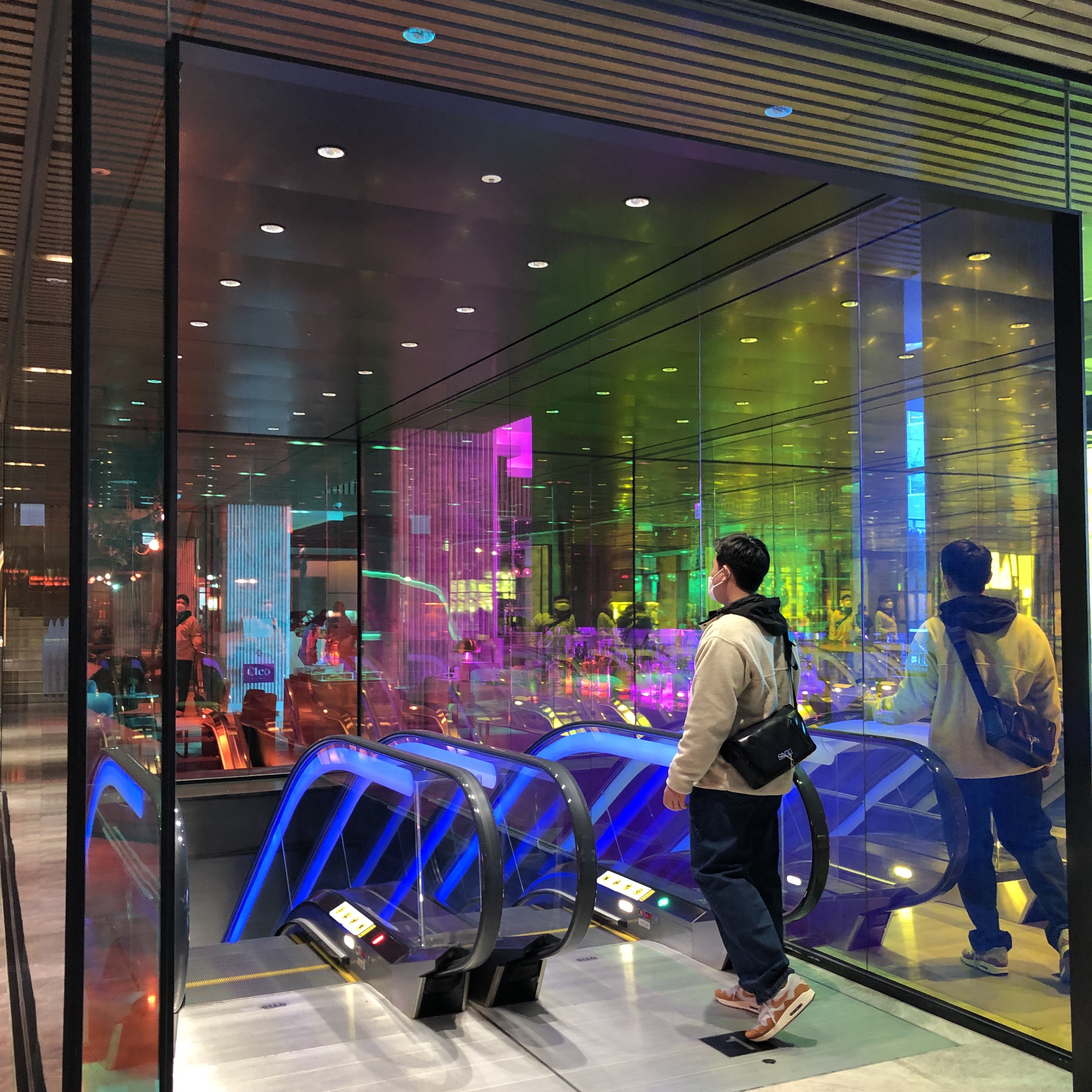 Nike x Patta Air Max 1 Monarch, Ader Error Trace Admore Crossbody Bag Black 착용 스타일