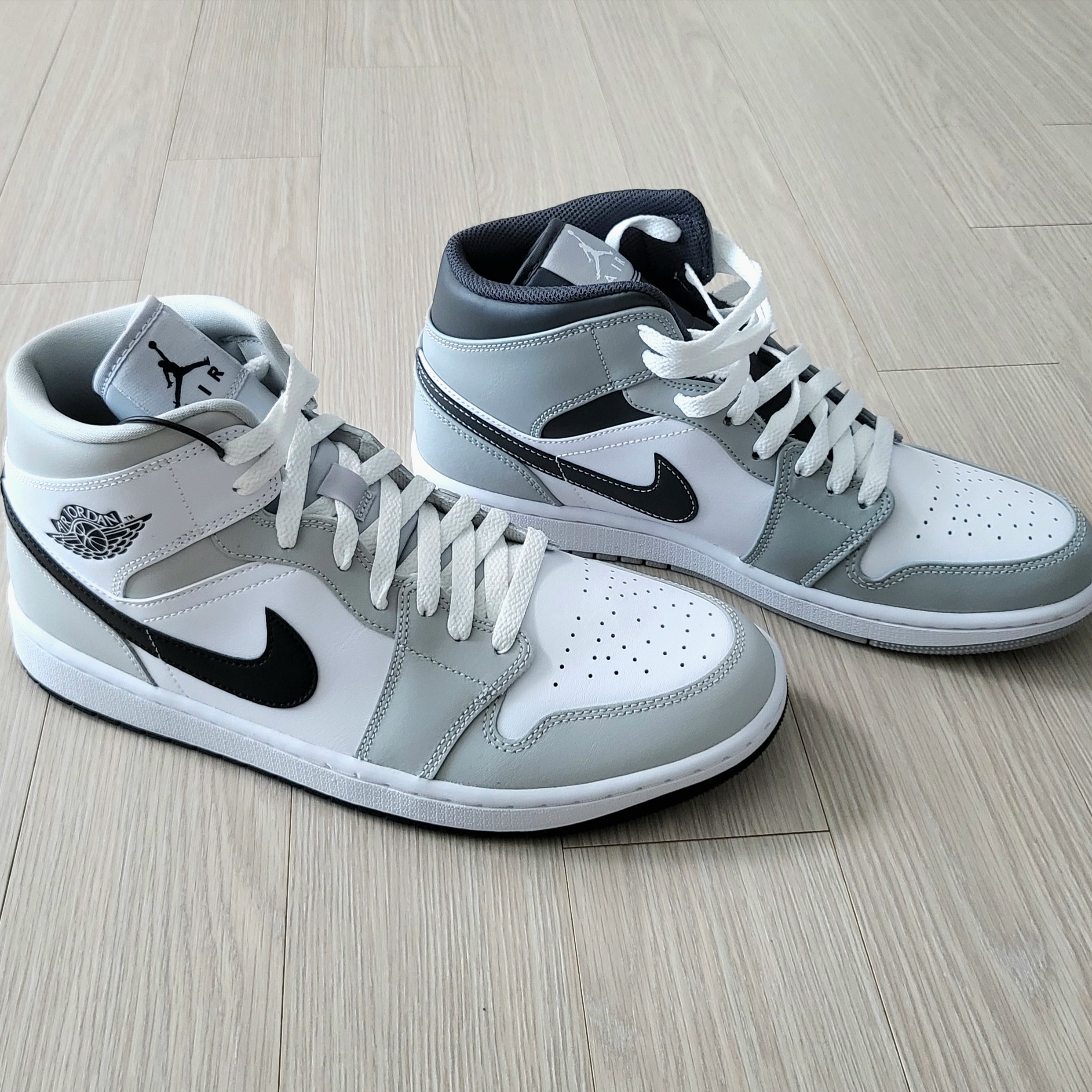 (W) Jordan 1 Mid Grey Fog, Jordan 1 Mid Light Smoke Grey Anthracite 착용 스타일