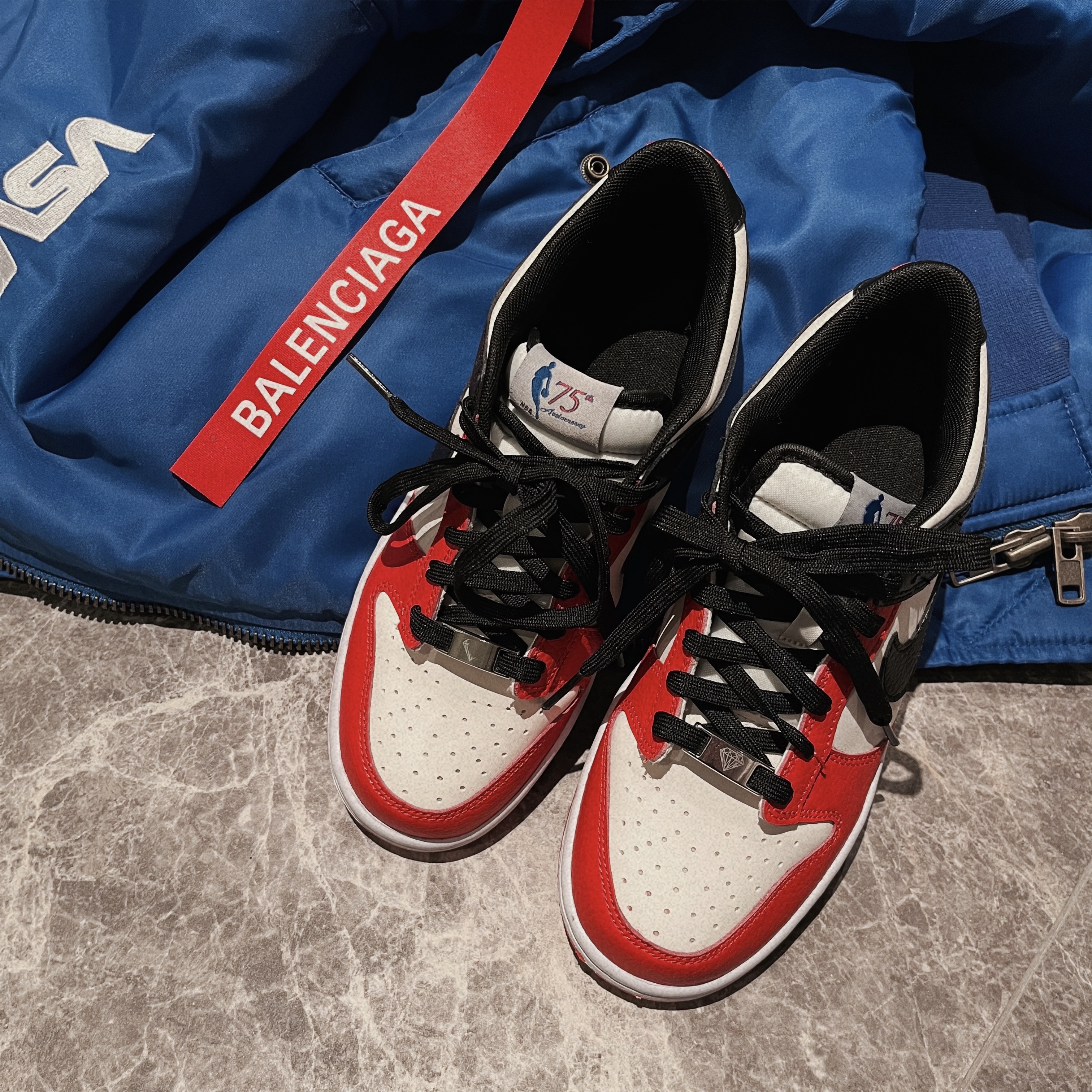 Nike x NBA Dunk Low Retro EMB Black and Chile Red, (GS) Nike x NBA Dunk Low Black and Chile Red 착용 스타일 - 2
