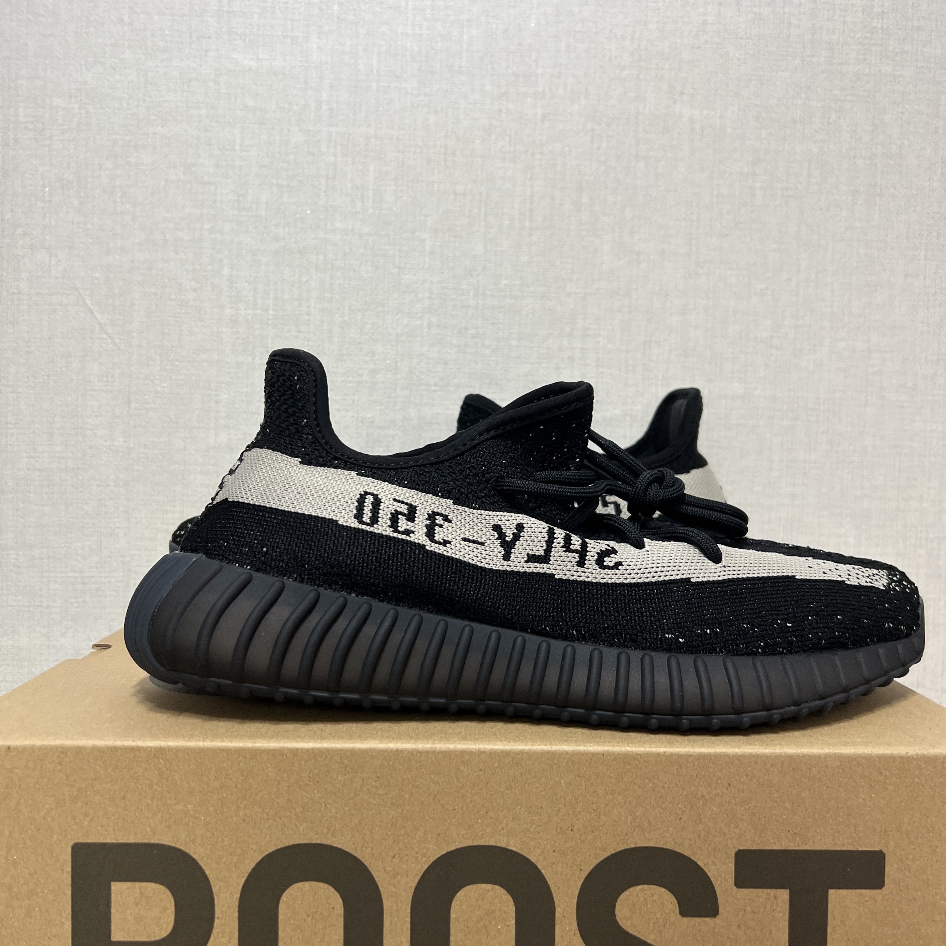 Adidas Yeezy Boost 700 Wave Runner Solid Grey 2021/2022, Adidas Yeezy Boost 350 V2 Core Black White 2022 착용 스타일 - 2