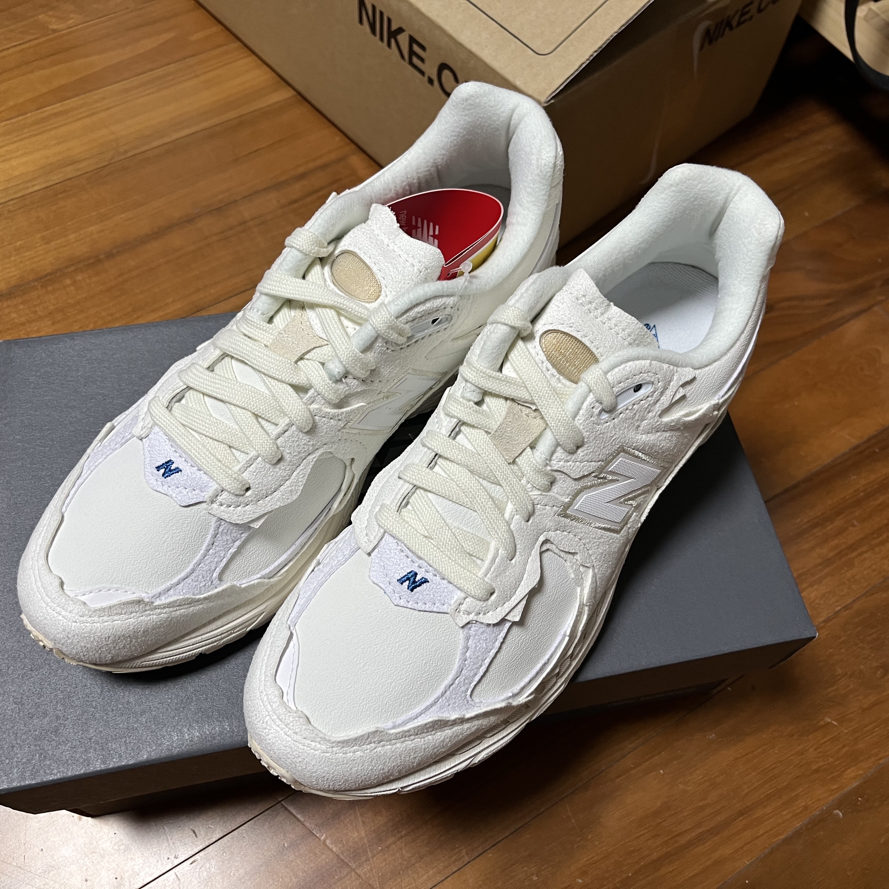 New Balance 2002R Protection Pack Sea Salt 착용 스타일 - 1