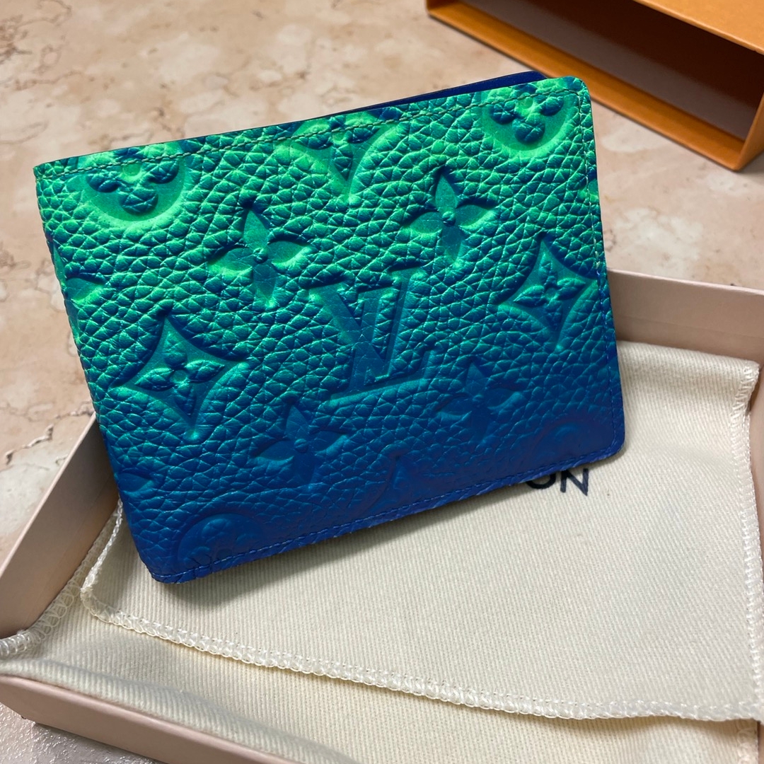 Louis Vuitton Slender Wallet Taurillon Monogram Blue Green 착용 스타일