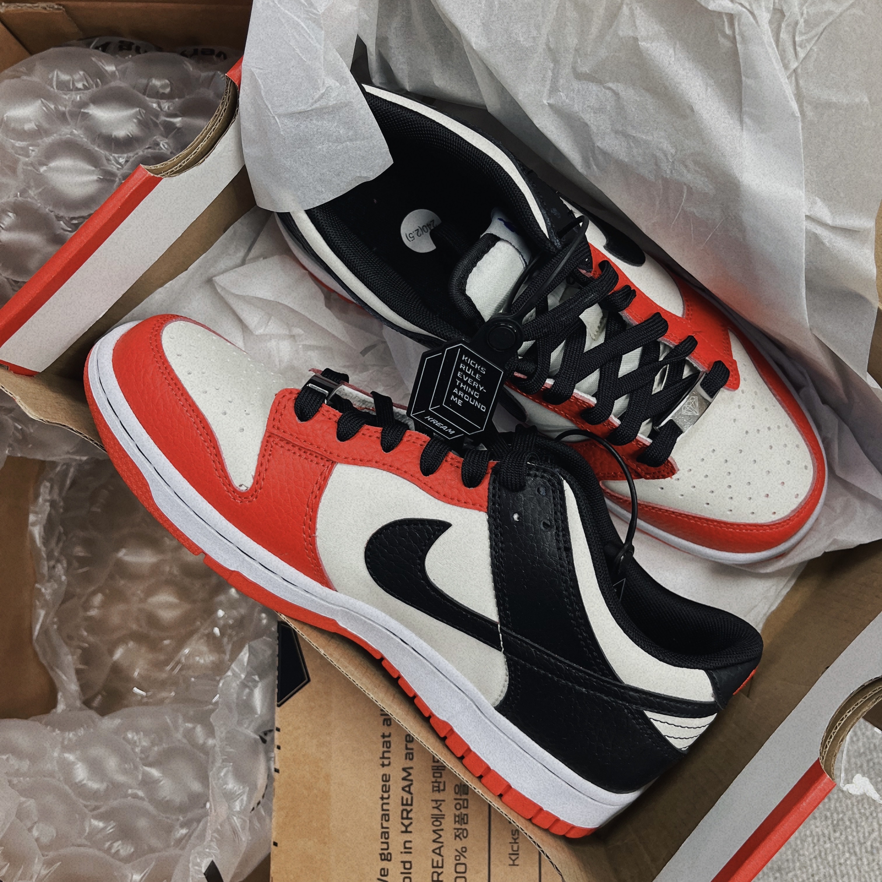 Nike x NBA Dunk Low Retro EMB Black and Chile Red, (GS) Nike x NBA Dunk Low Black and Chile Red 착용 스타일 - 3