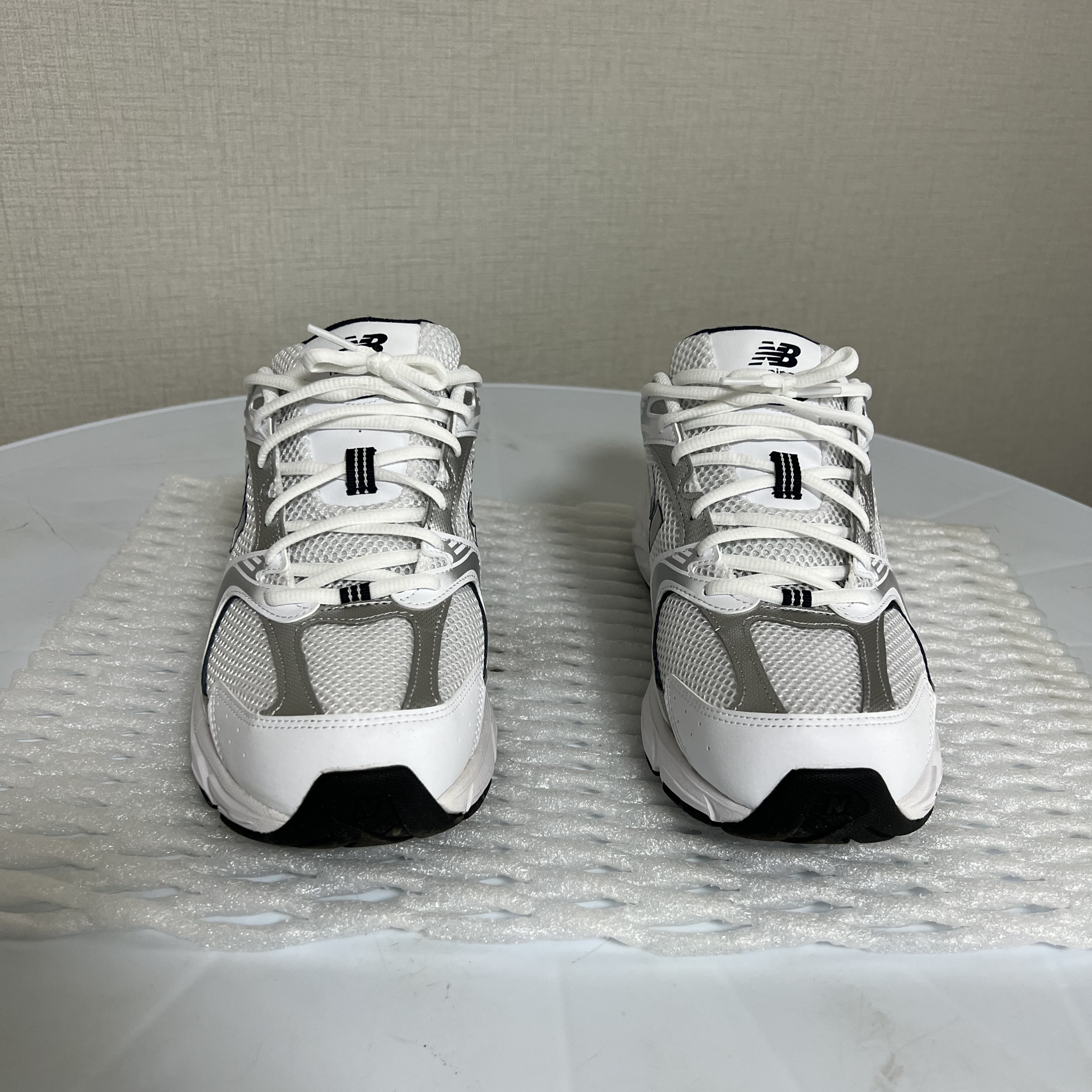 New Balance 530 White 착용 스타일 - 1
