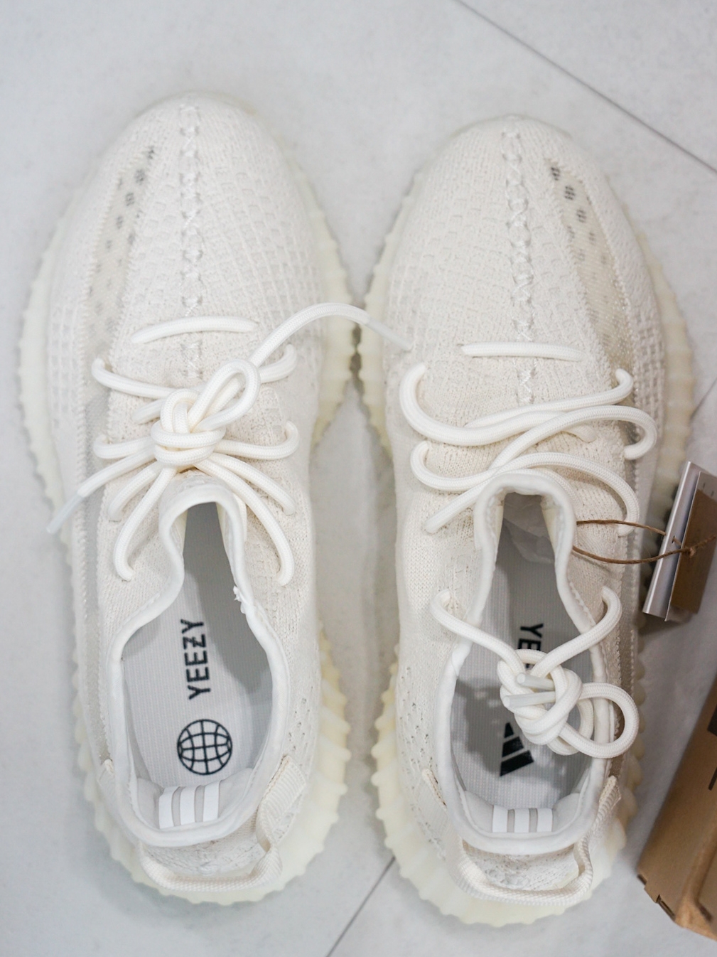 Adidas Yeezy Boost 350 V2 Bone 착용 스타일