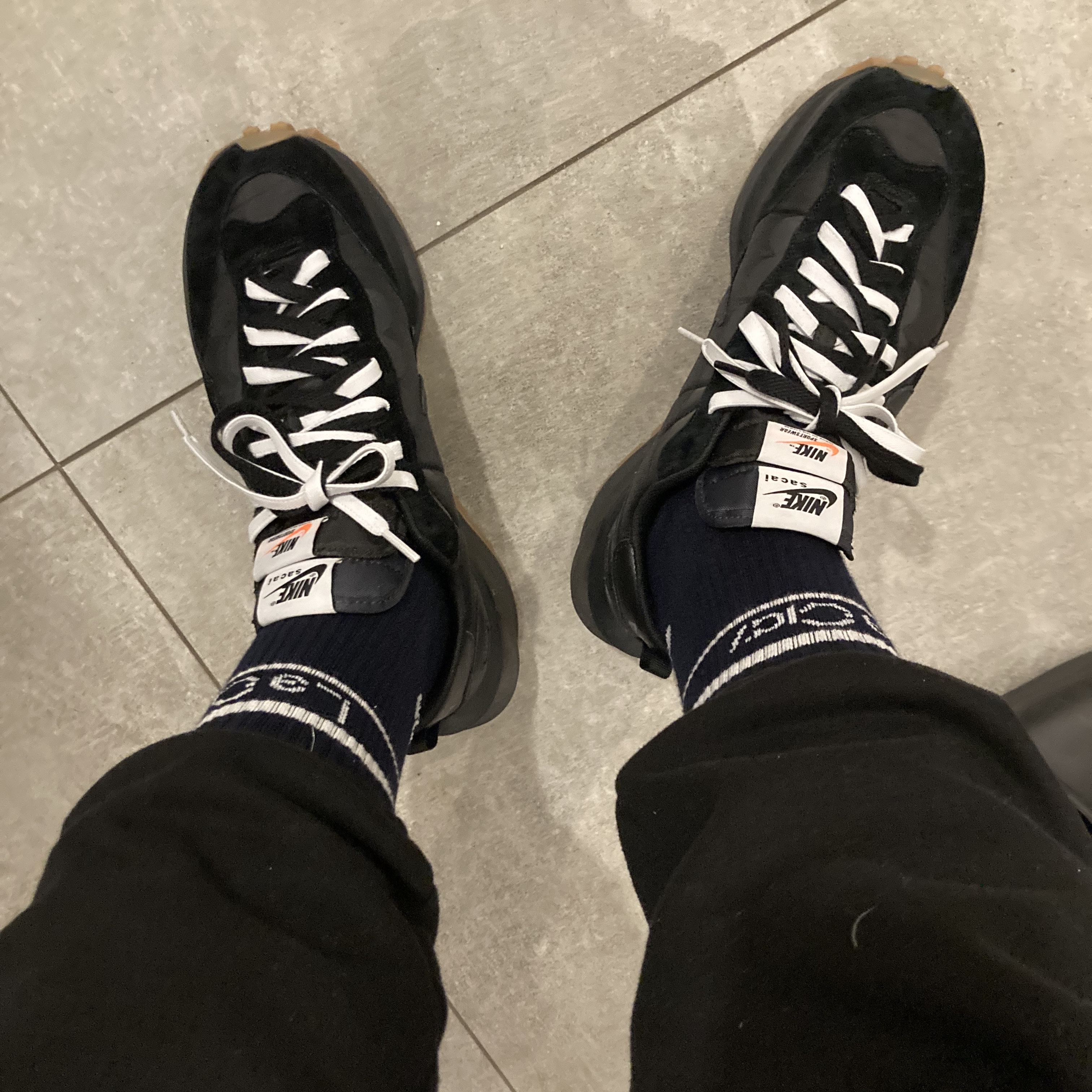 Nike x Sacai VaporWaffle Black and Gum 착용 스타일 - 3