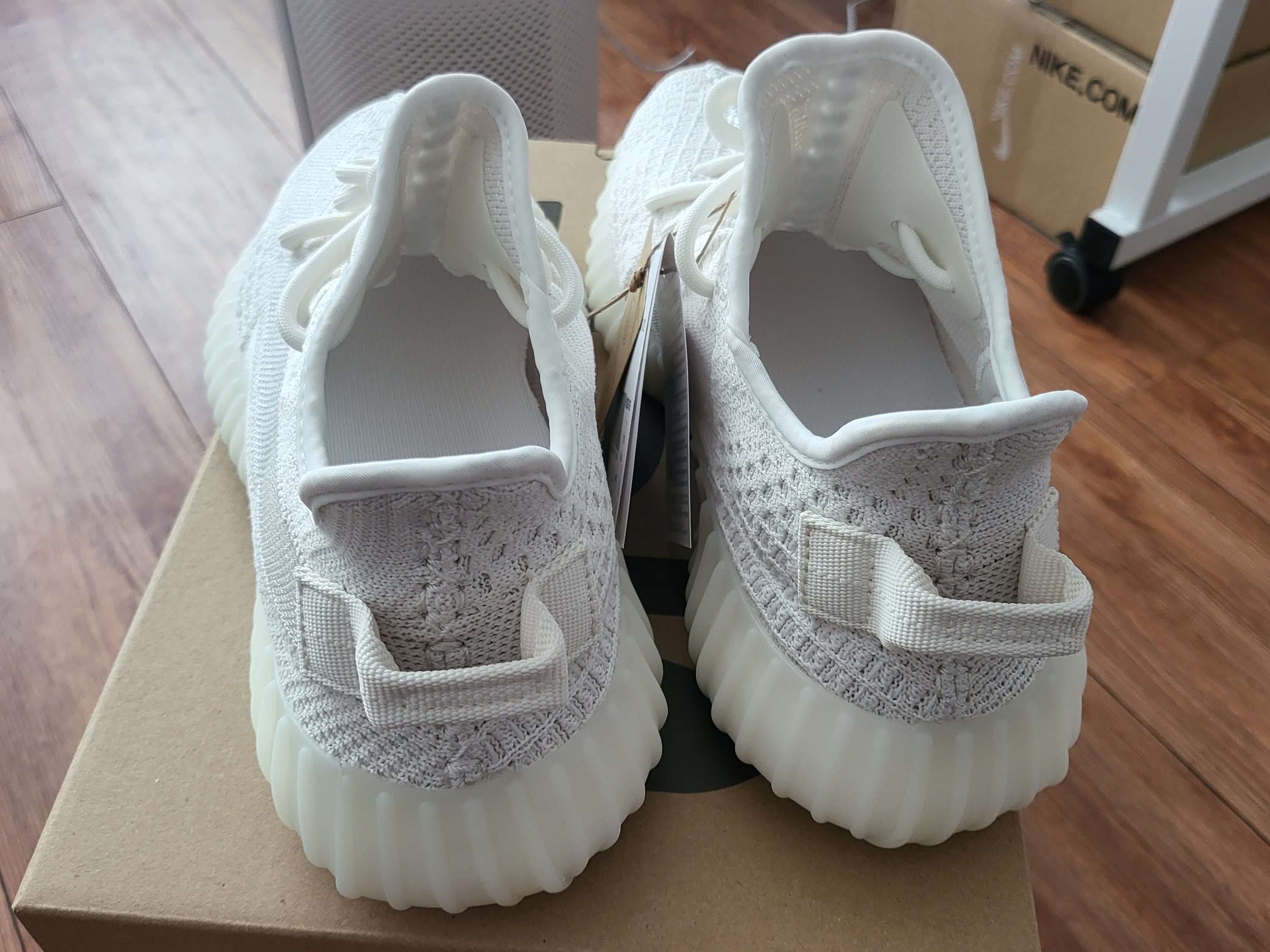 Adidas Yeezy Boost 350 V2 Bone 착용 스타일 - 3