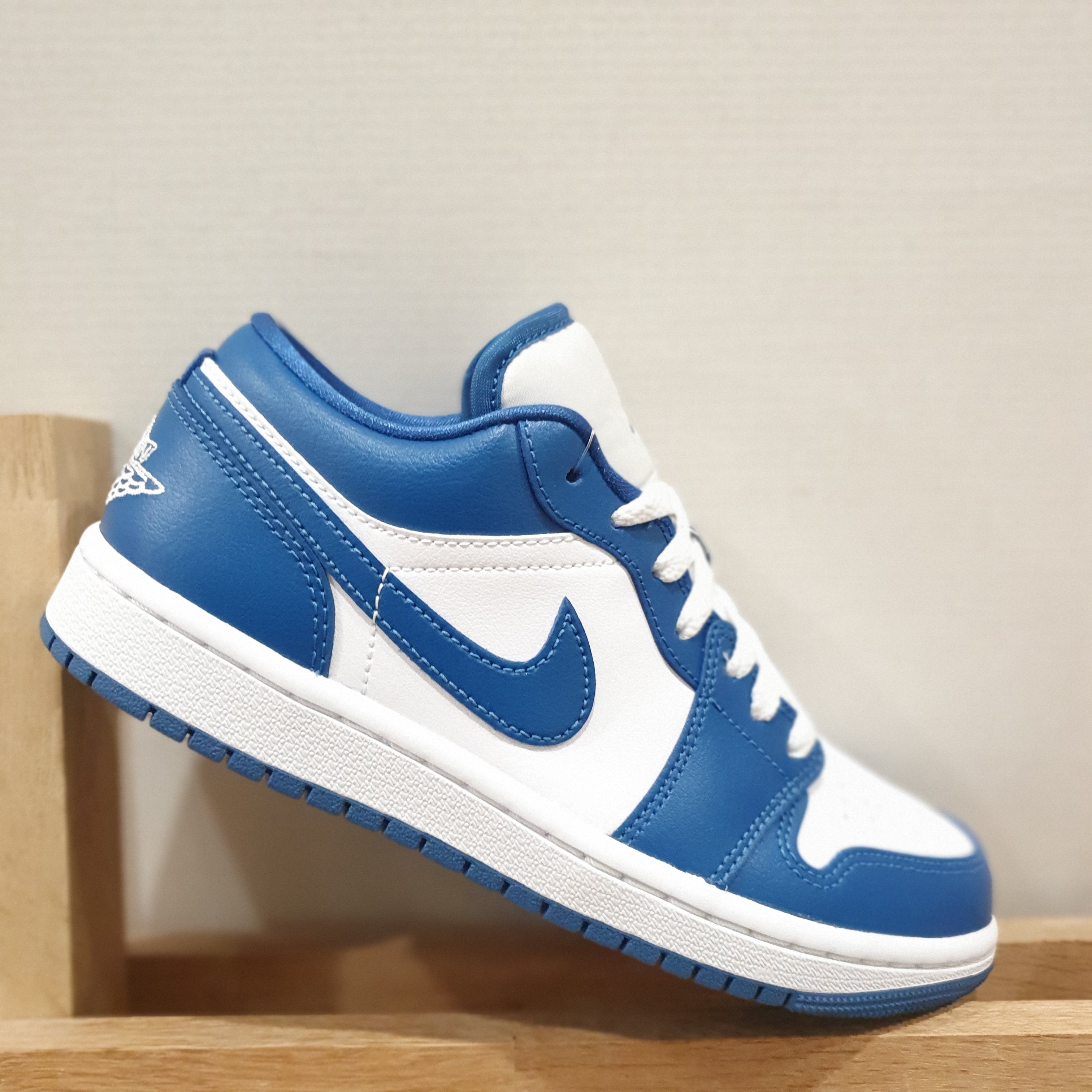 (W) Jordan 1 Low White Dark Marina Blue 착용 스타일 - 2