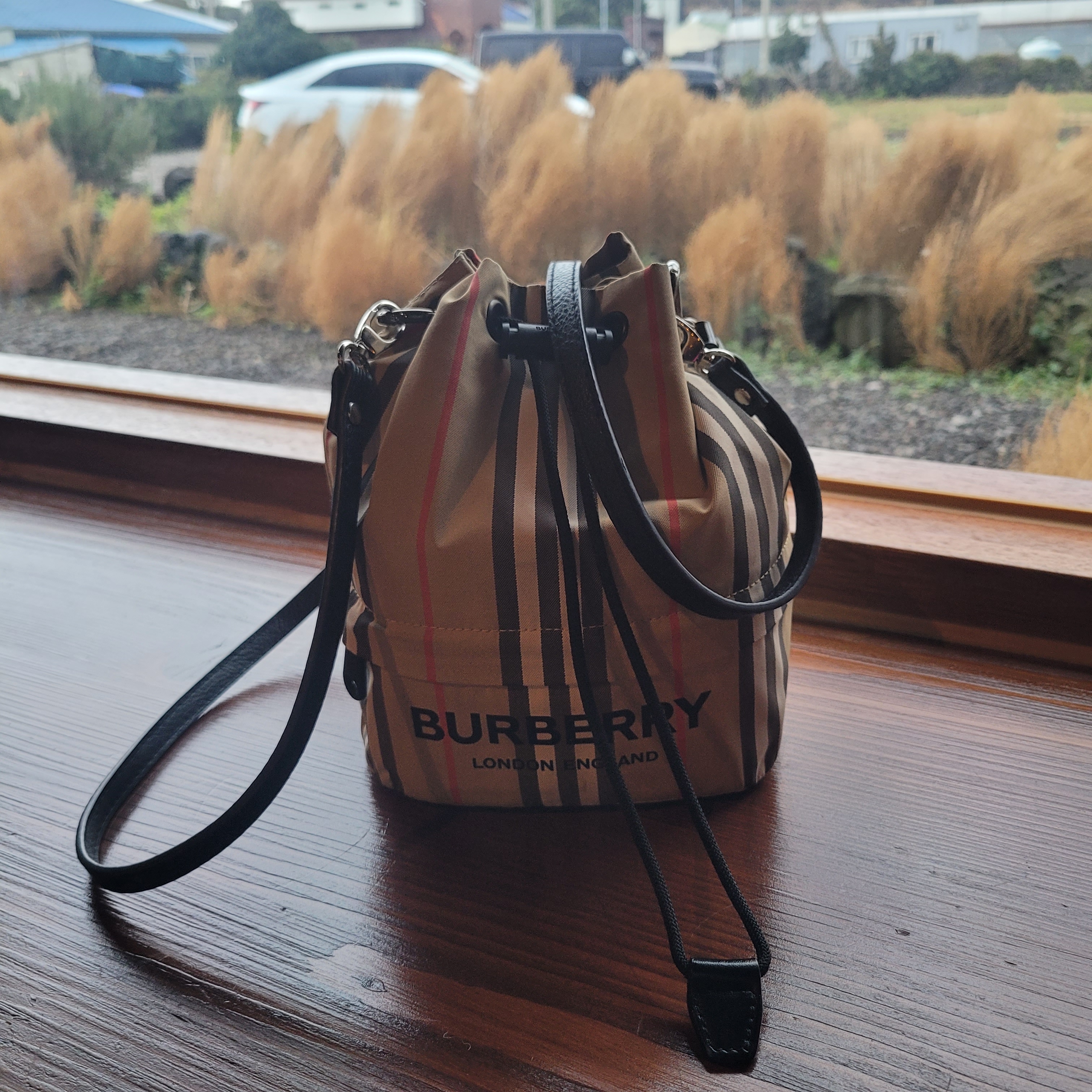 Burberry Icon Stripe Econyl Drawcord Pouch Archive Beige 착용 스타일