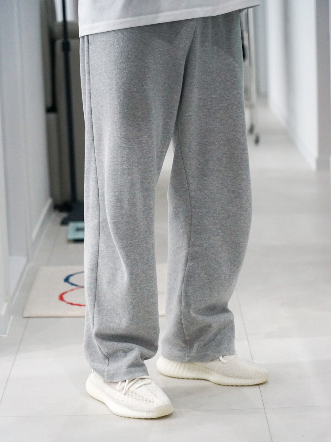 Adidas Yeezy Boost 350 V2 Bone 착용 스타일