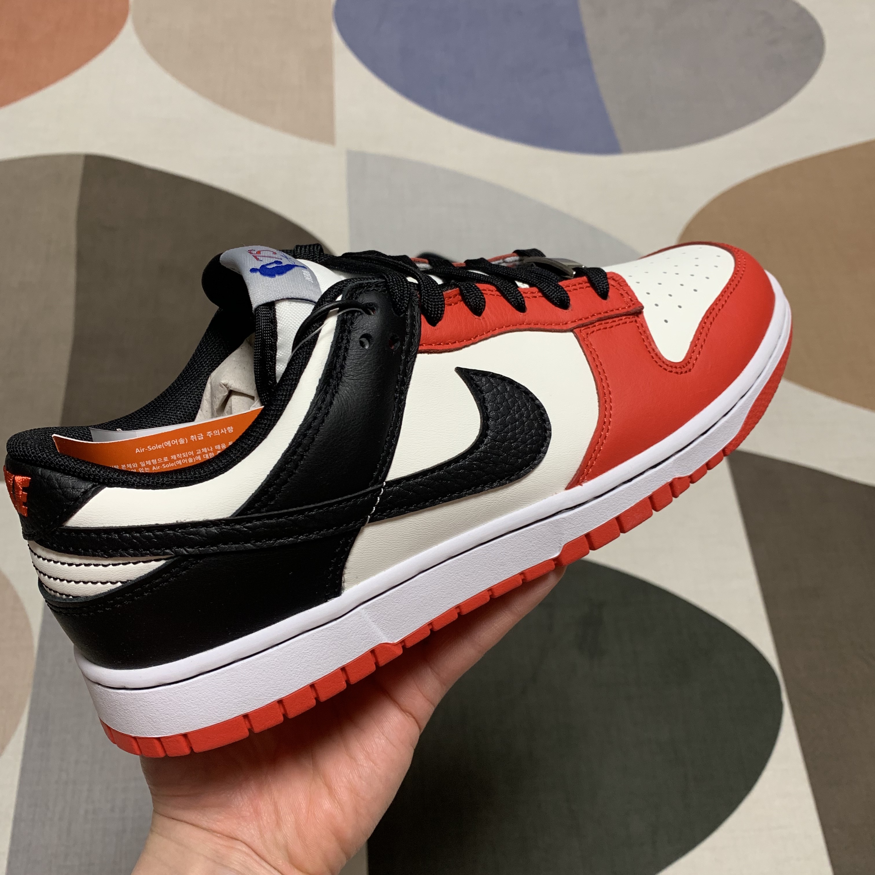 Nike x NBA Dunk Low Retro EMB Black and Chile Red 착용 스타일 - 3