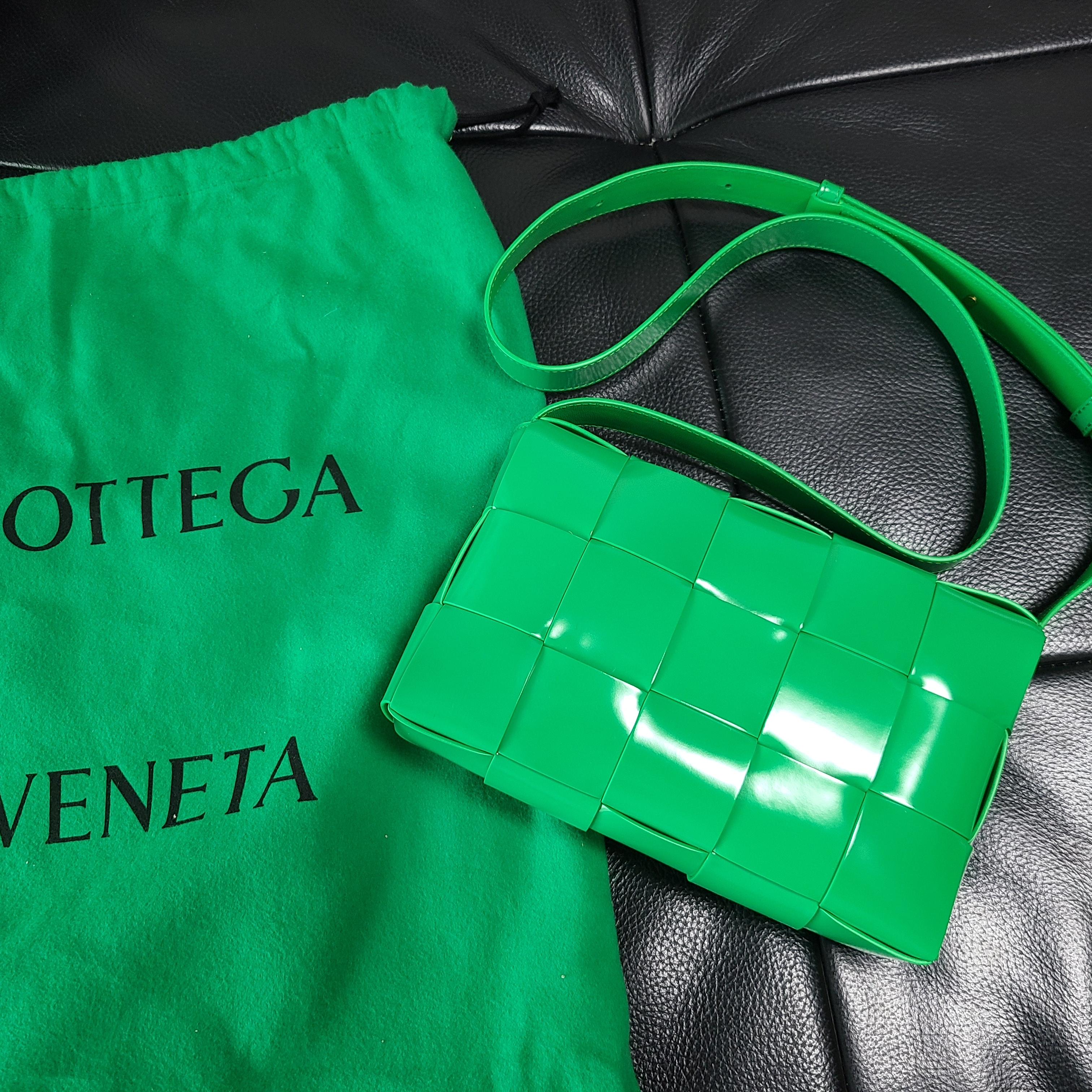 Bottega Veneta Brushed Leather Cassette Parakeet 착용 스타일