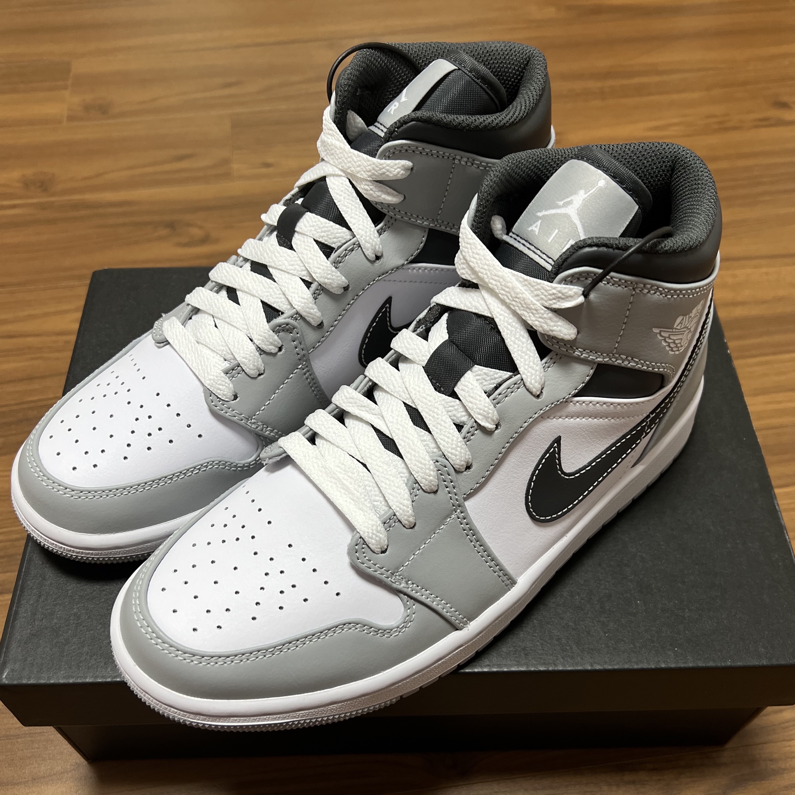 Jordan 1 Mid Light Smoke Grey Anthracite 착용 스타일 - 1
