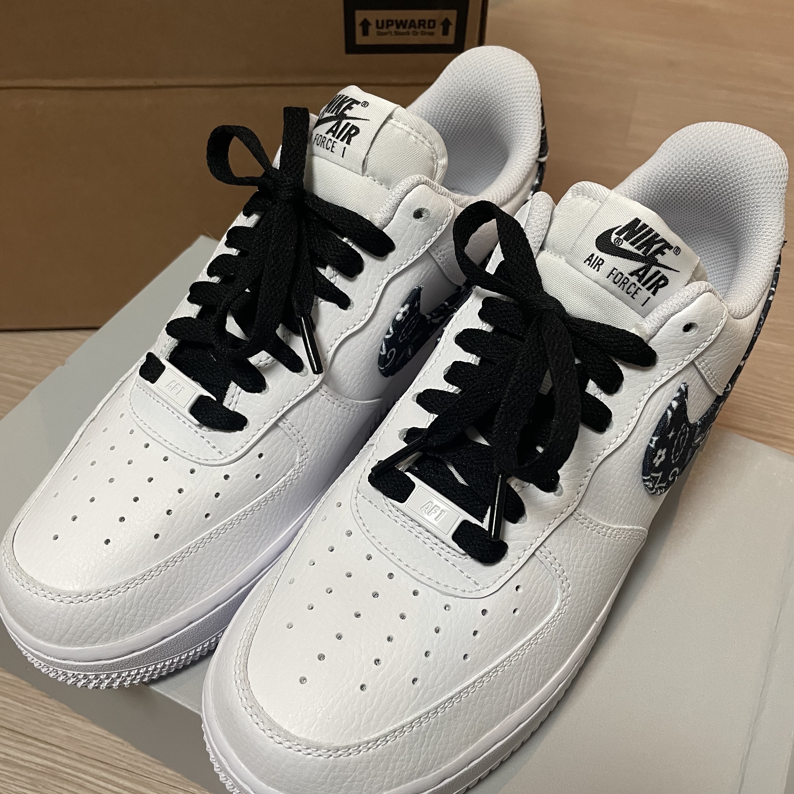 (W) Nike Air Force 1 '07 Essential Paisley Swoosh White Black 착용 스타일