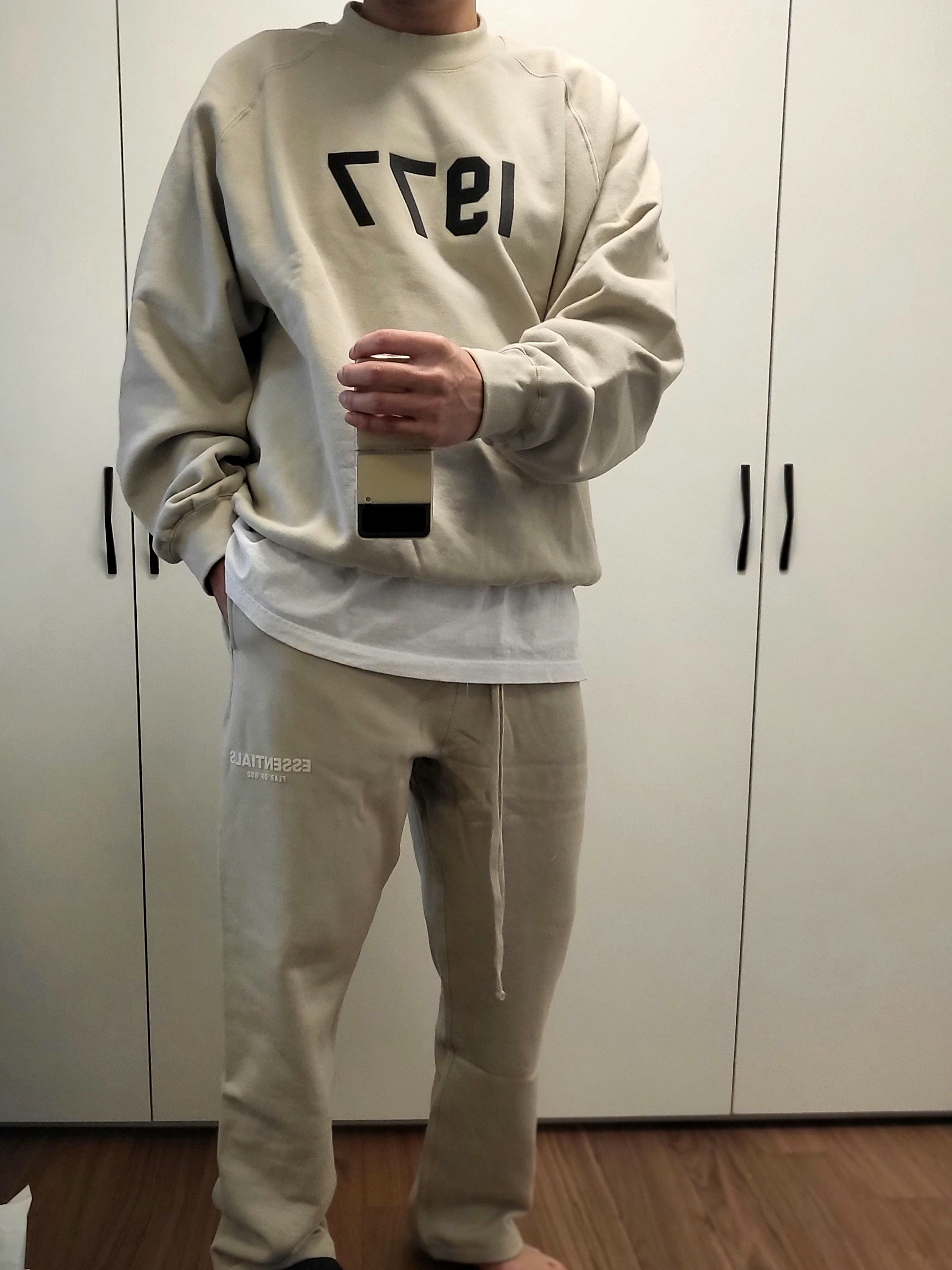 Essentials 1977 Crewneck Sweatshirt Wheat - 22SS, Essentials Relaxed Sweatpants Wheat - 22SS 착용 스타일