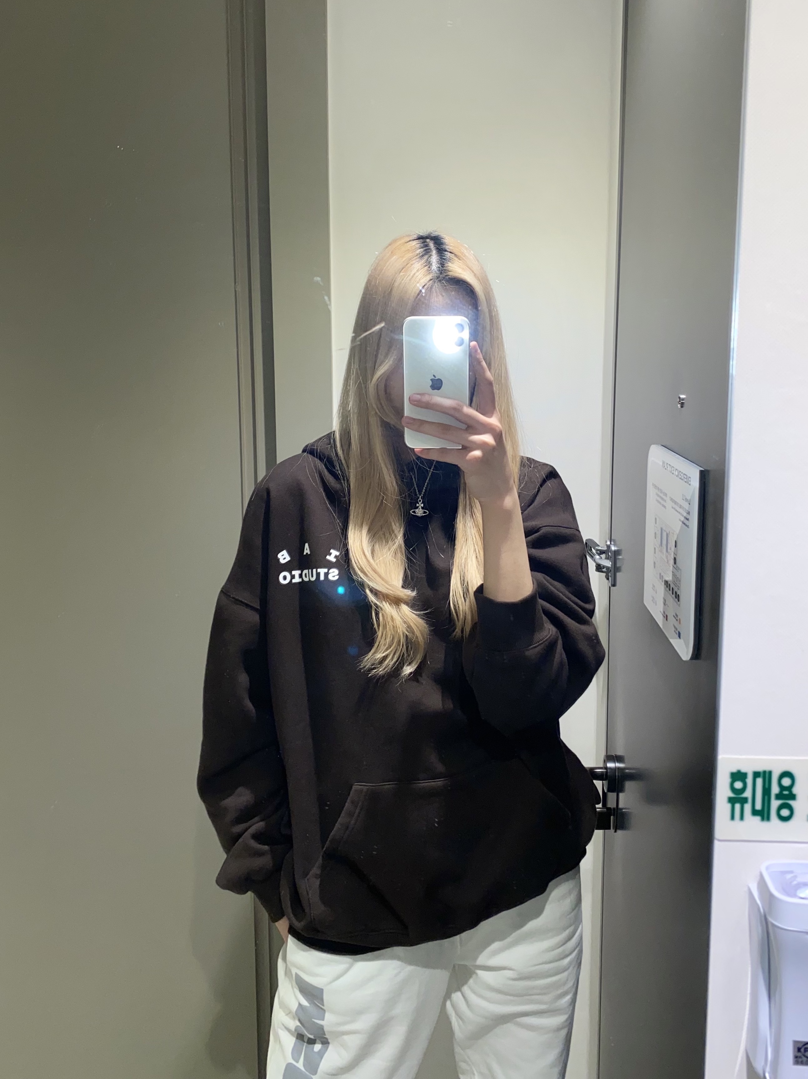 IAB Studio Hoodie Brown 착용 스타일