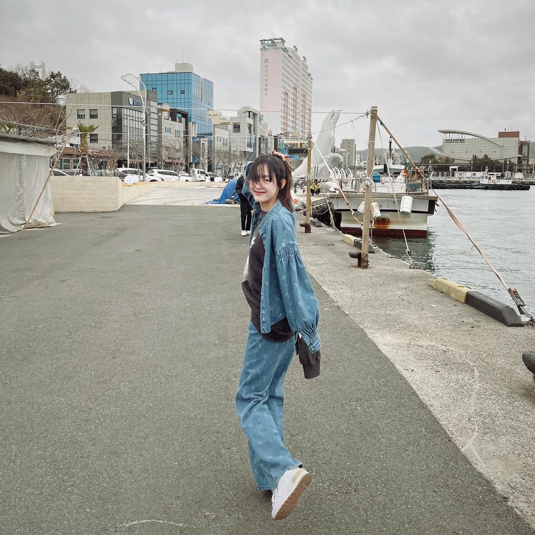 (W) New Balance x Miu Miu 574 Denim White 착용 스타일 - 4