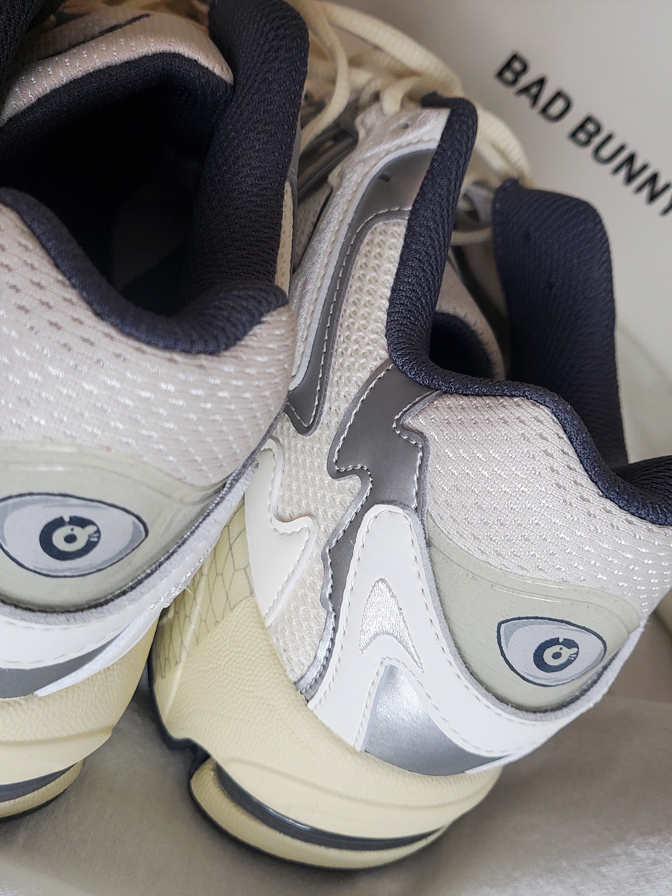 Adidas x Bad Bunny Response CL White Sand 착용 스타일 - 2