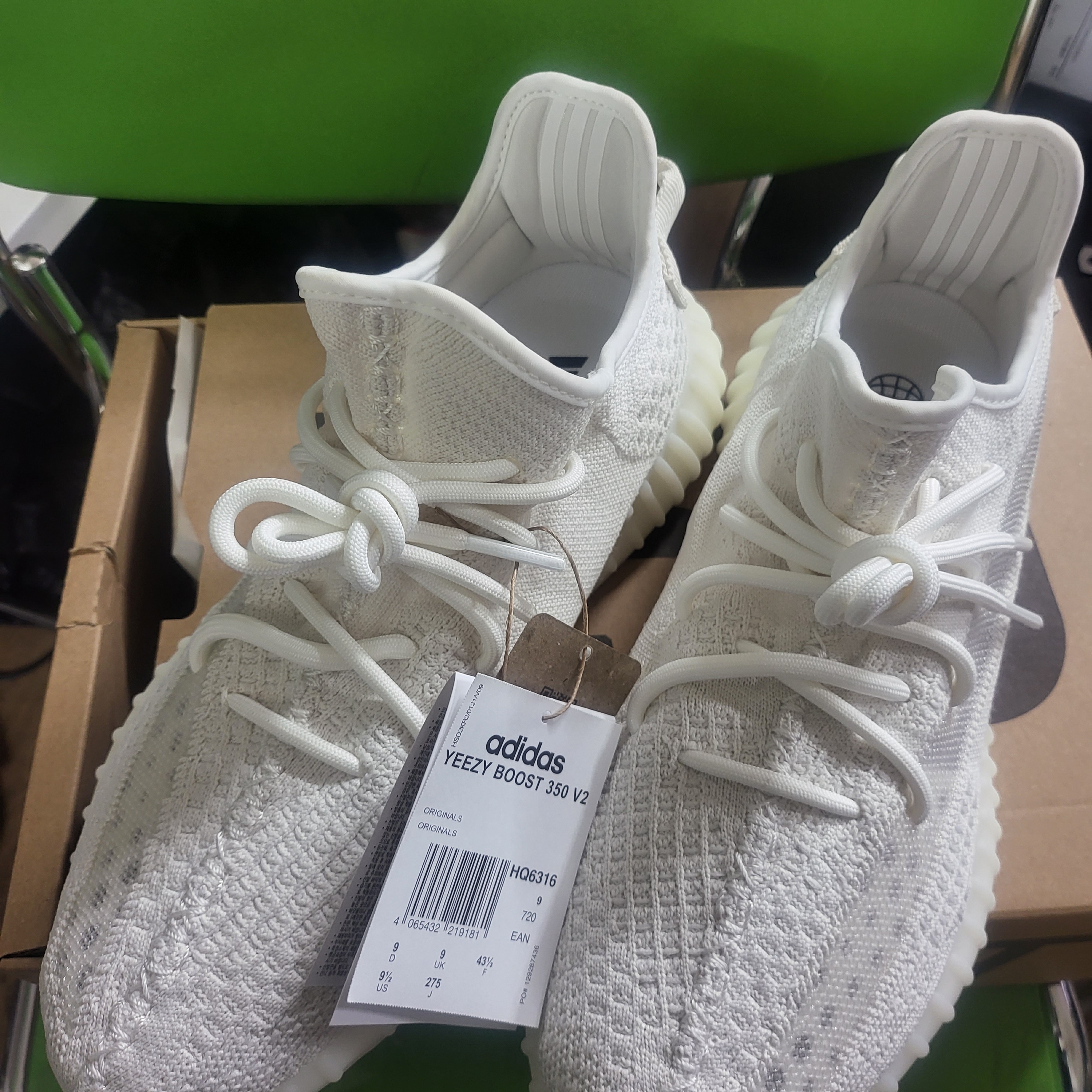 Adidas Yeezy Boost 350 V2 Bone 착용 스타일