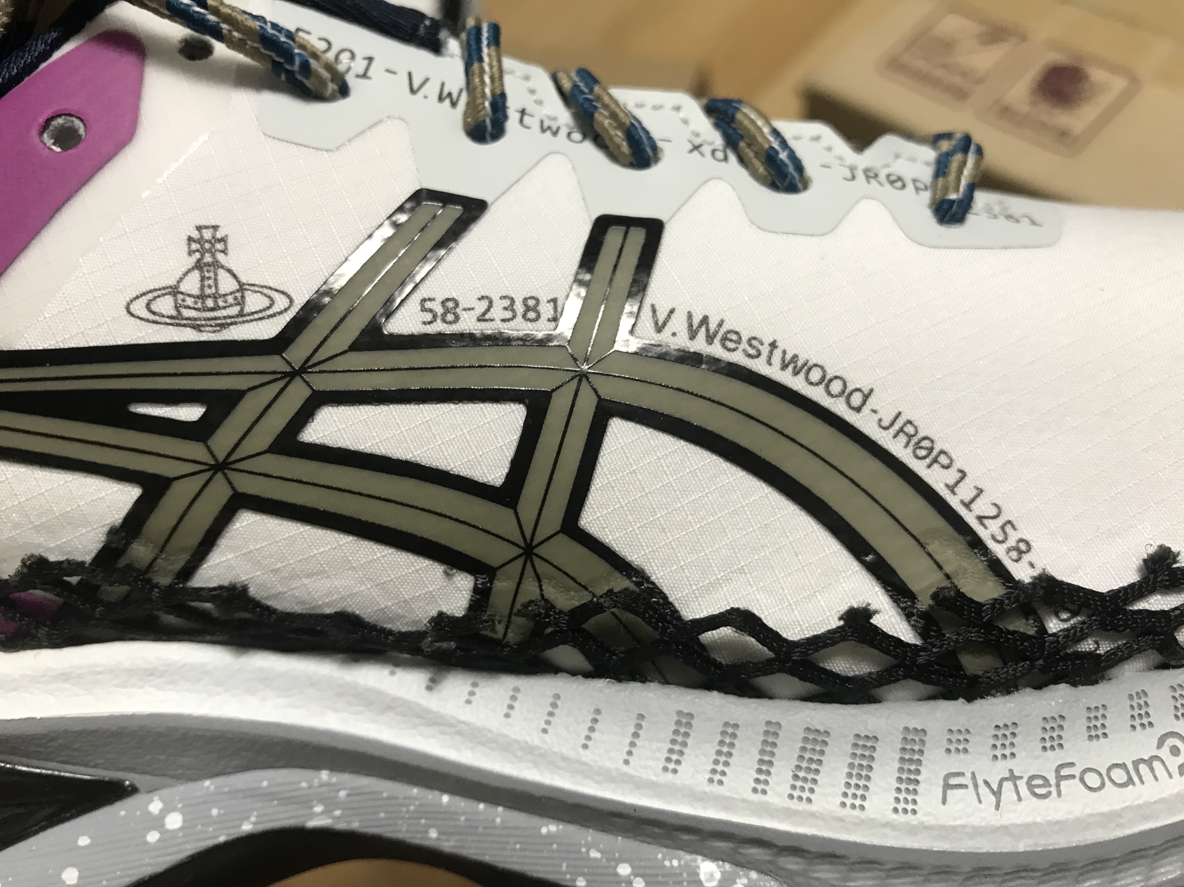 Asics x Vivienne Westwood Gel-Kayano 27 DE White 착용 스타일 - 5