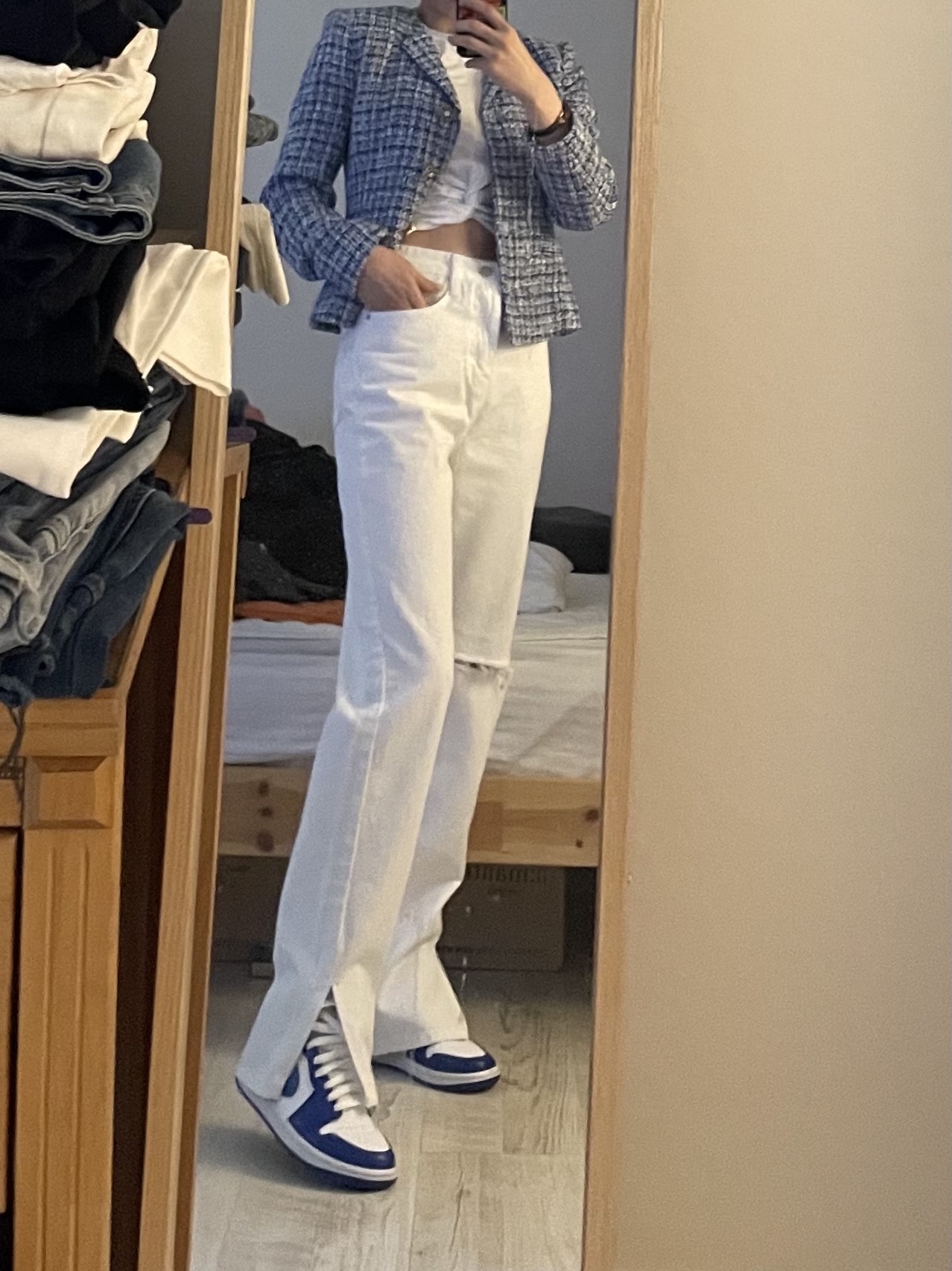 (W) Jordan 1 Mid White Hyper Royal 착용 스타일