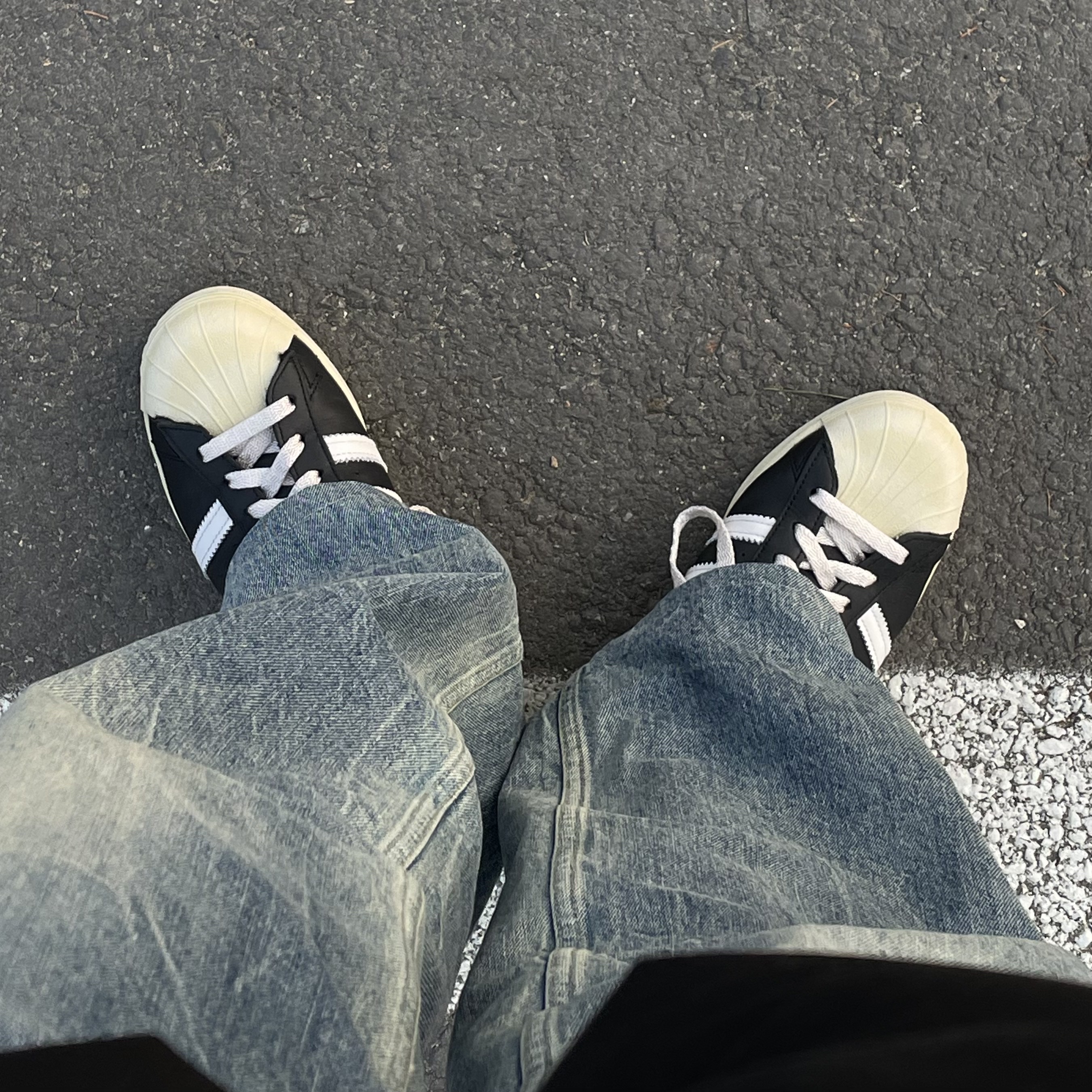 Adidas Superstar Premium Black White 착용 스타일