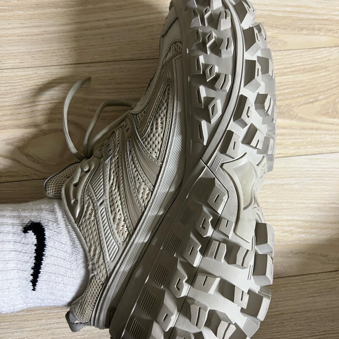 Balenciaga Defender Sneakers Beige 착용 스타일 - 2