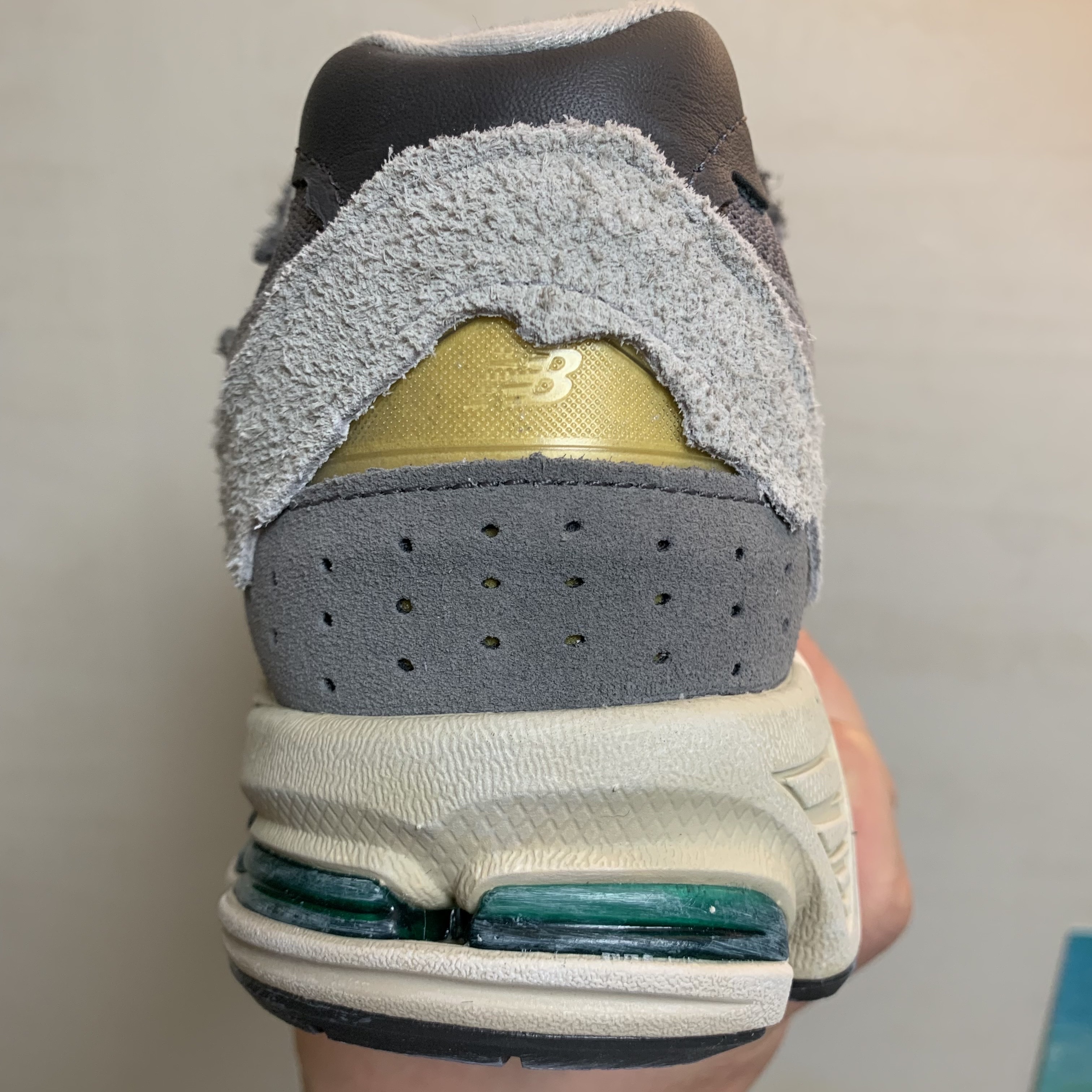 New Balance 2002R Protection Pack Rain Cloud 착용 스타일 - 3