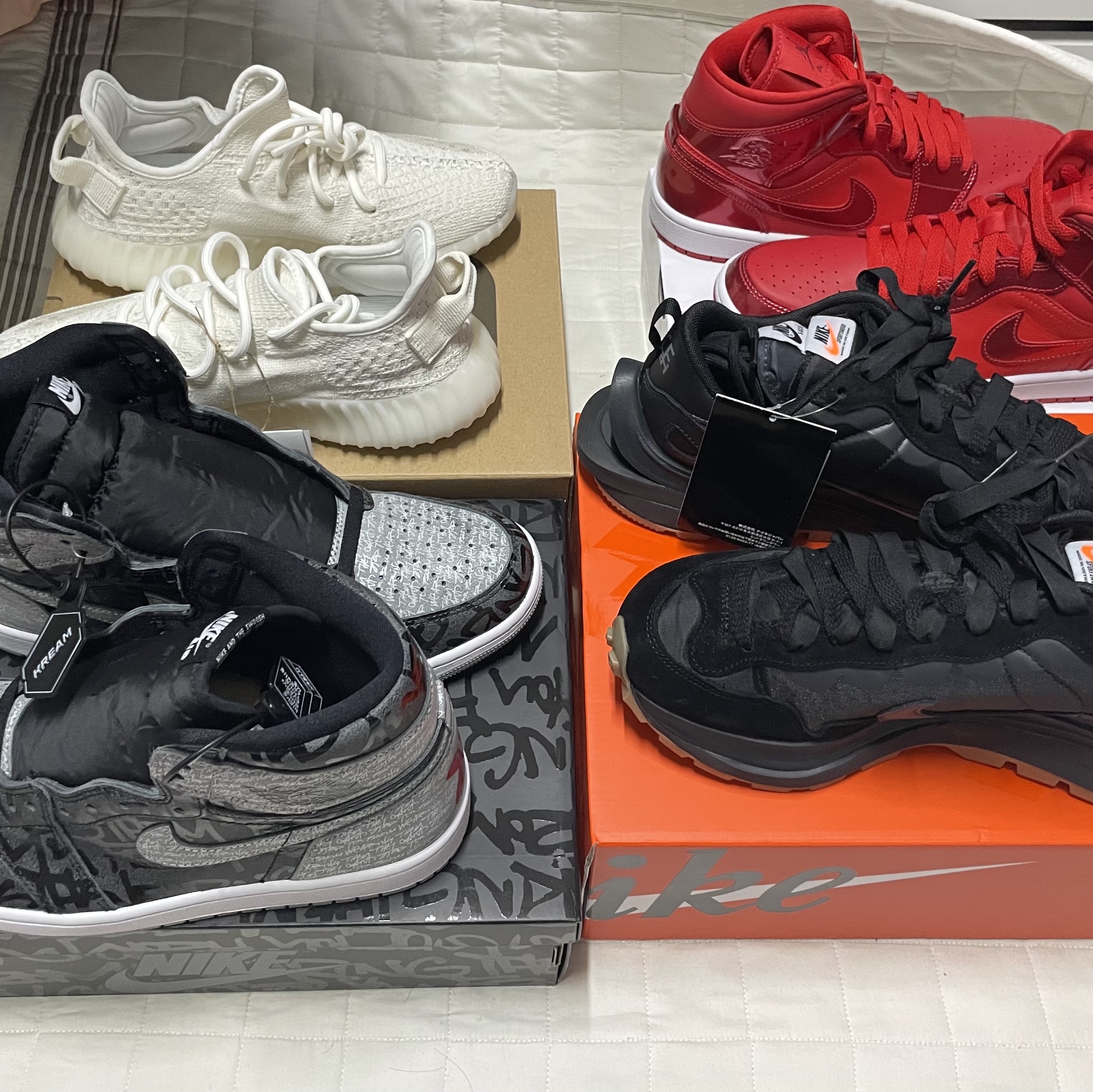 Adidas Yeezy Boost 350 V2 Bone, Nike x Sacai VaporWaffle Black and Gum 착용 스타일